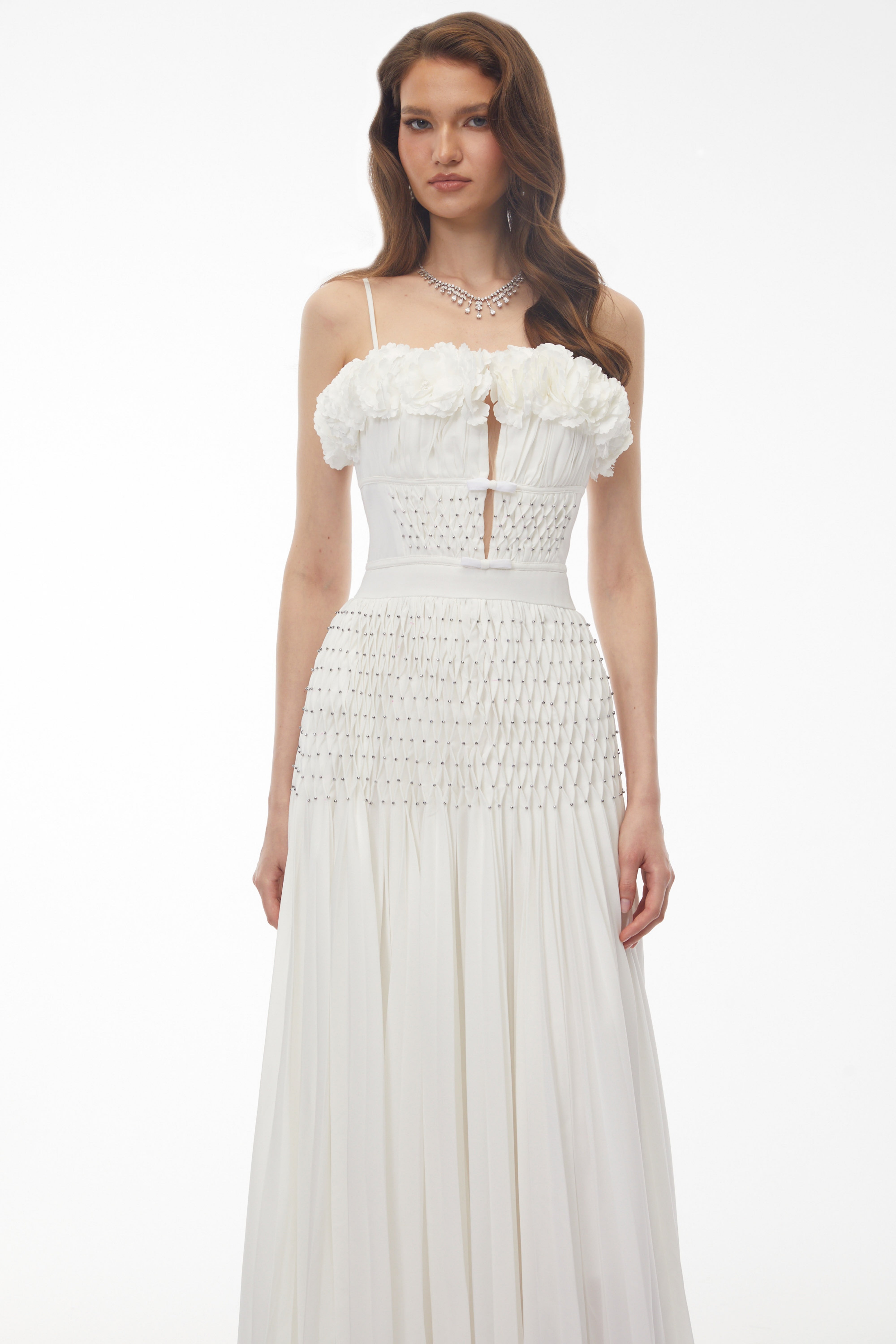 Robe longue plissée Octavia blanche avec motif floral en 3D
