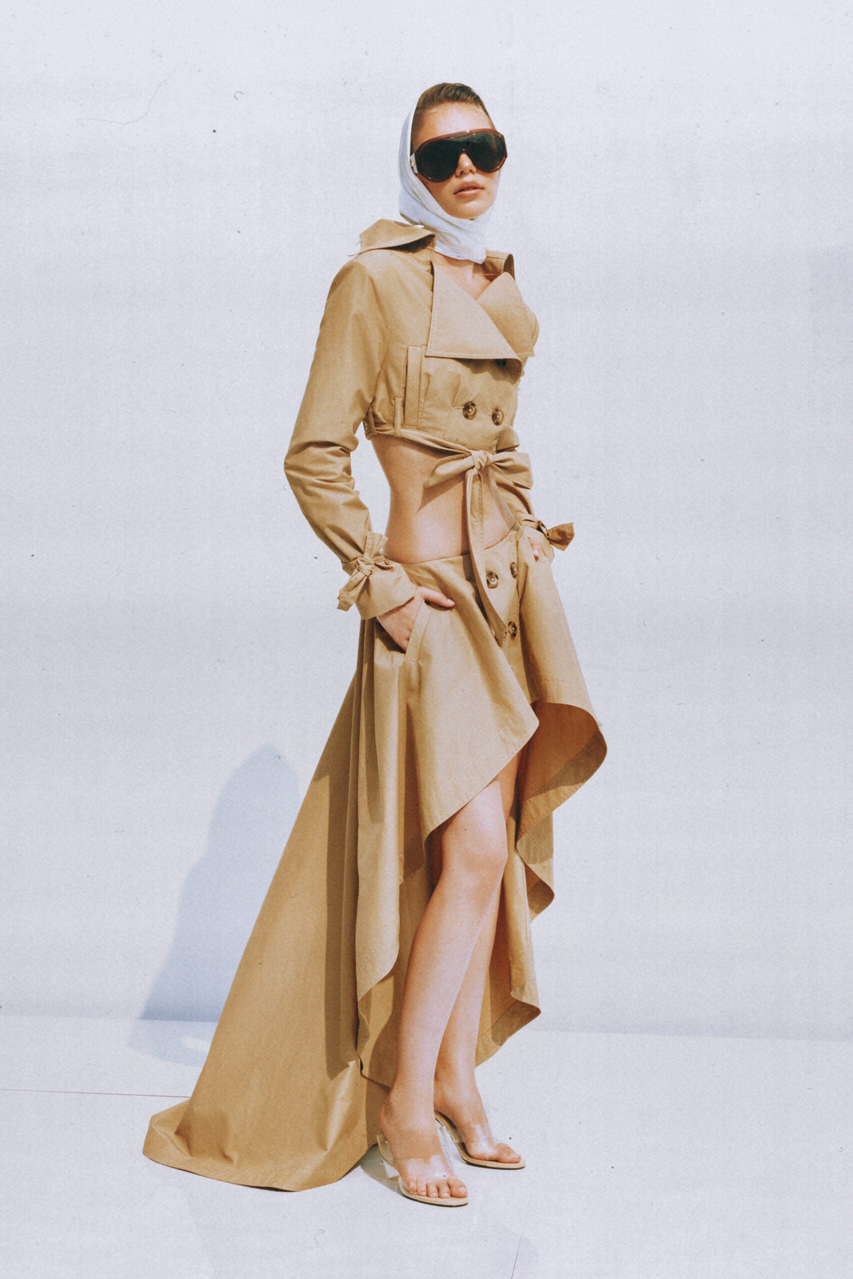 طقم متناسق من جاكيت وتنورة قصيرة من مايل كاكي