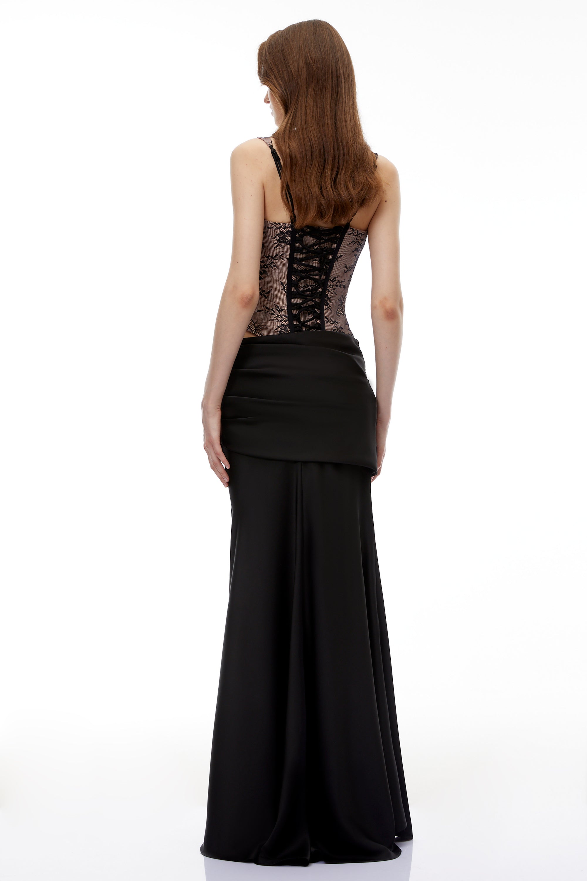 Olesya – Set aus schwarzem Spitzenoberteil und gerafftem Rock