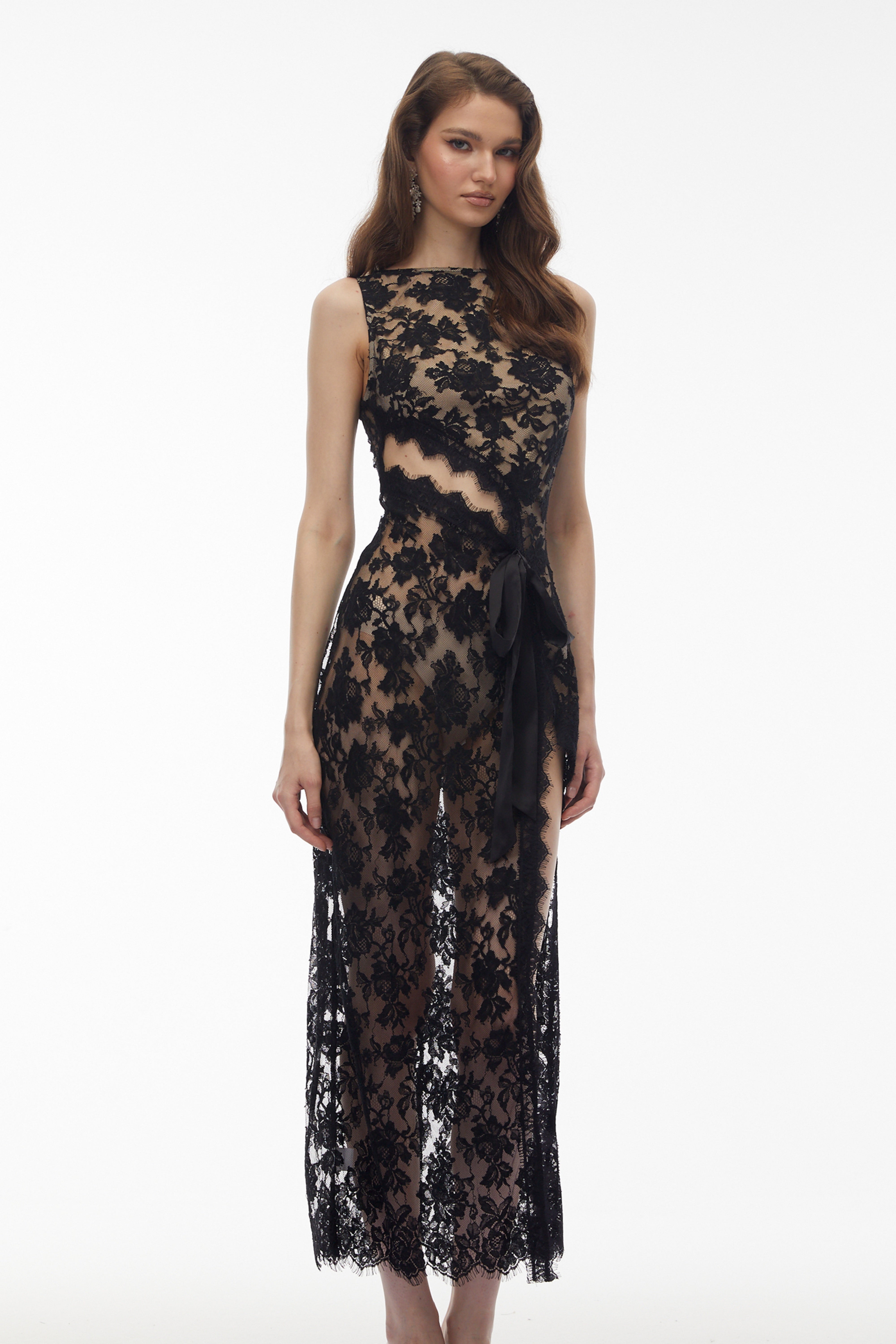 Olesya – Schwarzes, halbtransparentes Maxikleid aus Spitze