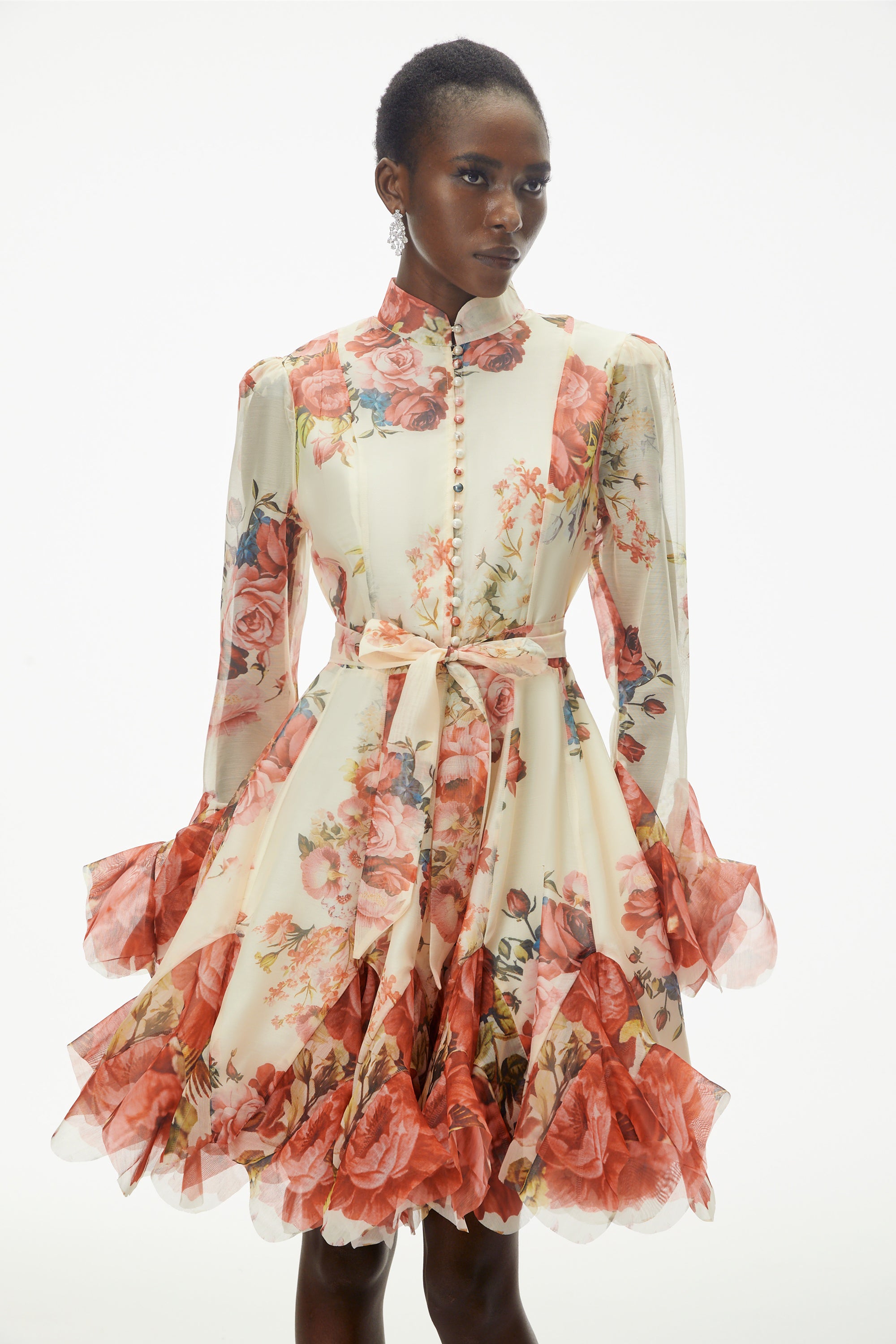 فستان قصير من «أومفال» من الدانتيل المزين بالزهور مع رباط في الأمام