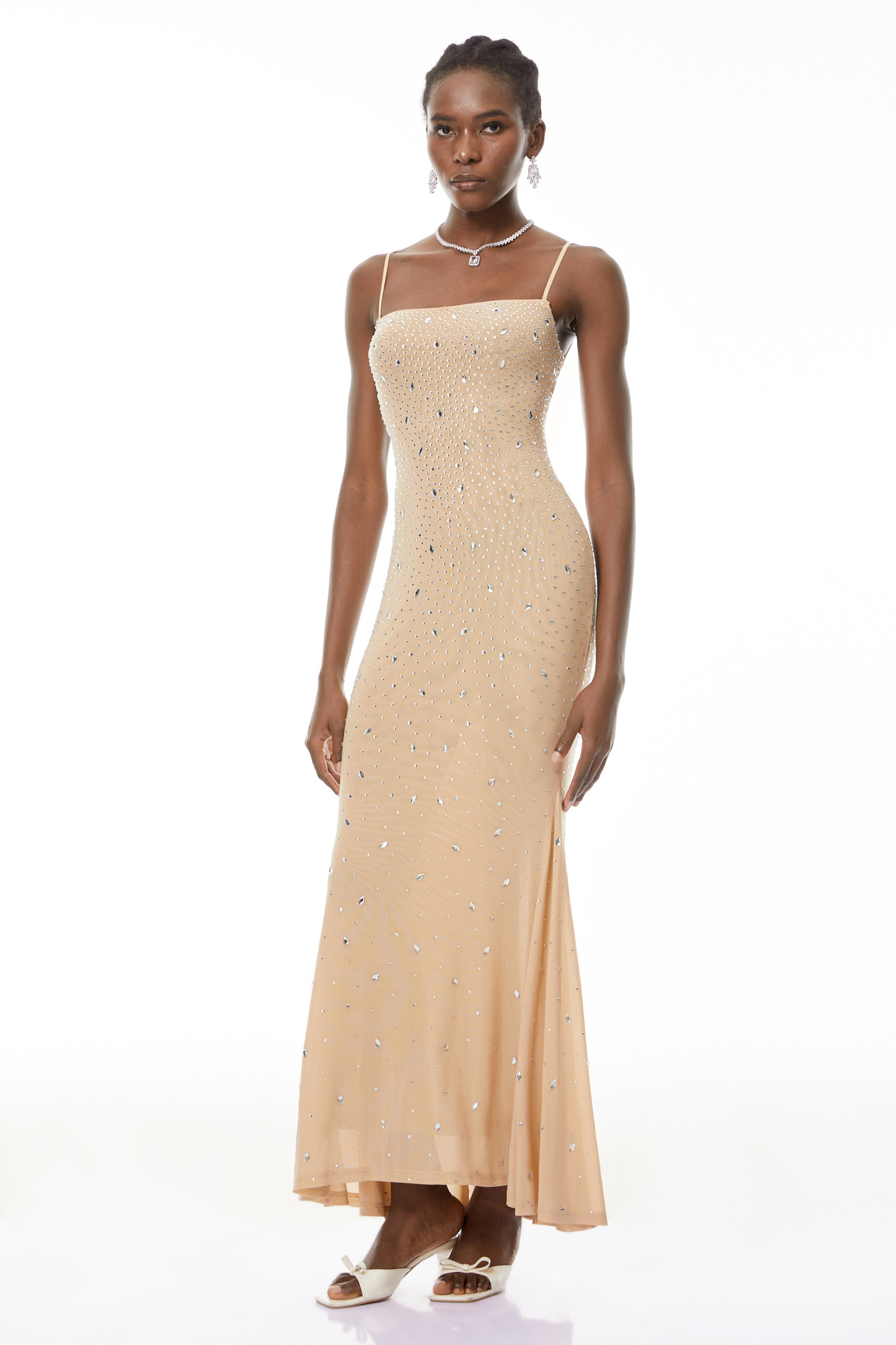 Ottilie – Maxikleid in neutralen Farben mit offenem Rücken und Verzierungen