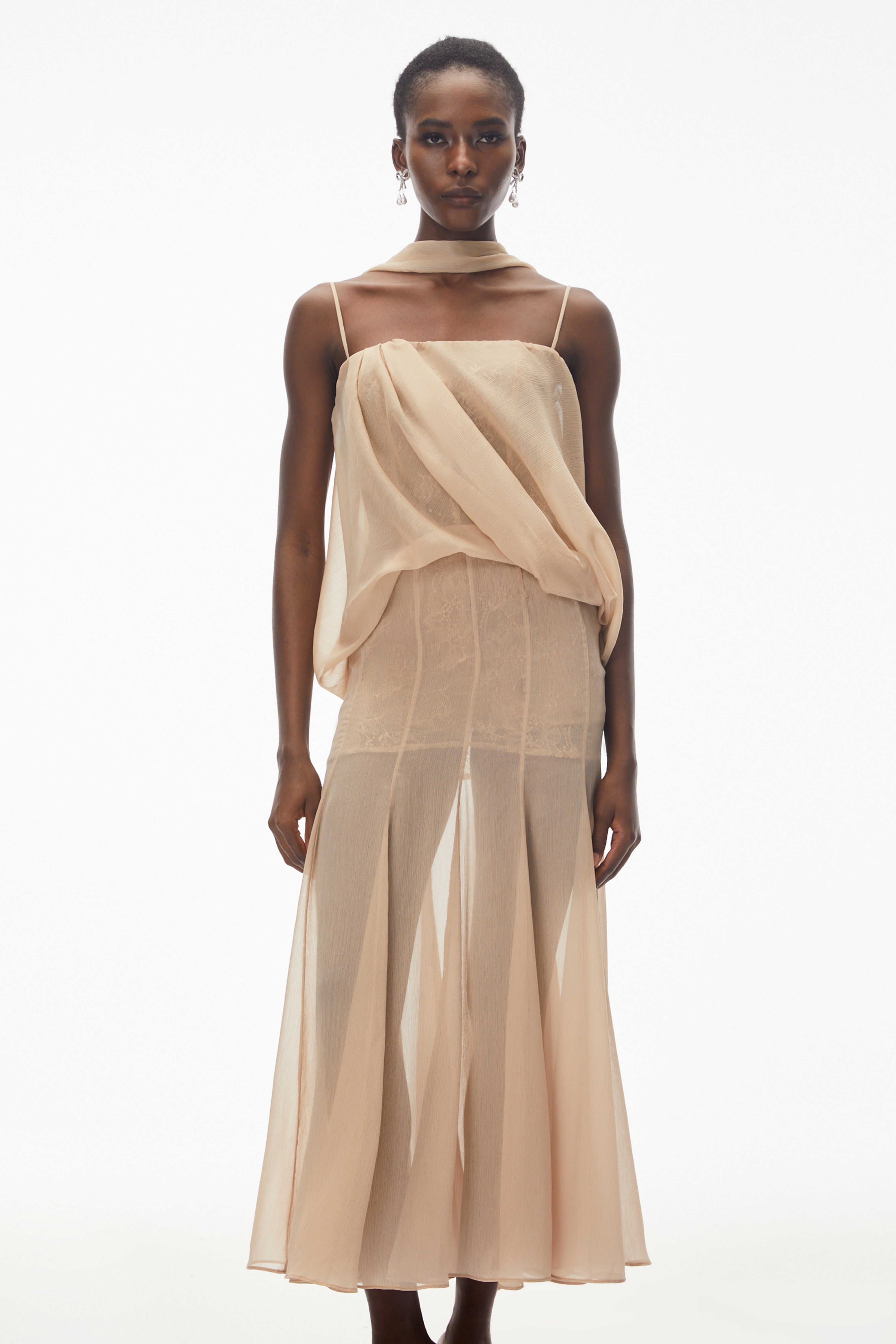 Ottoline – Maxikleid aus Champagnerfarbenem Netzstoff mit Drapierung