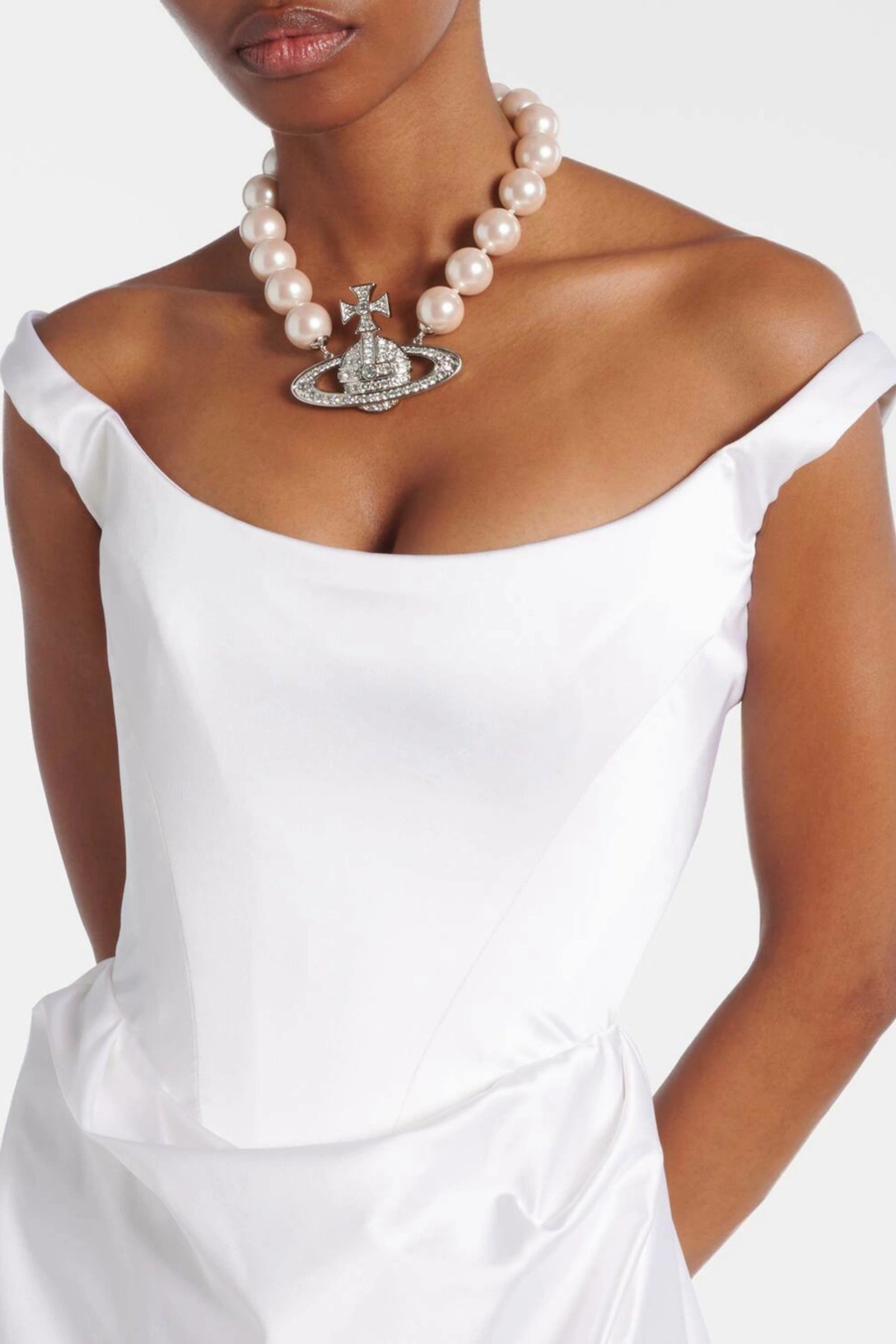 Fiona Weißes Satin-Maxikleid mit eckigem Ausschnitt