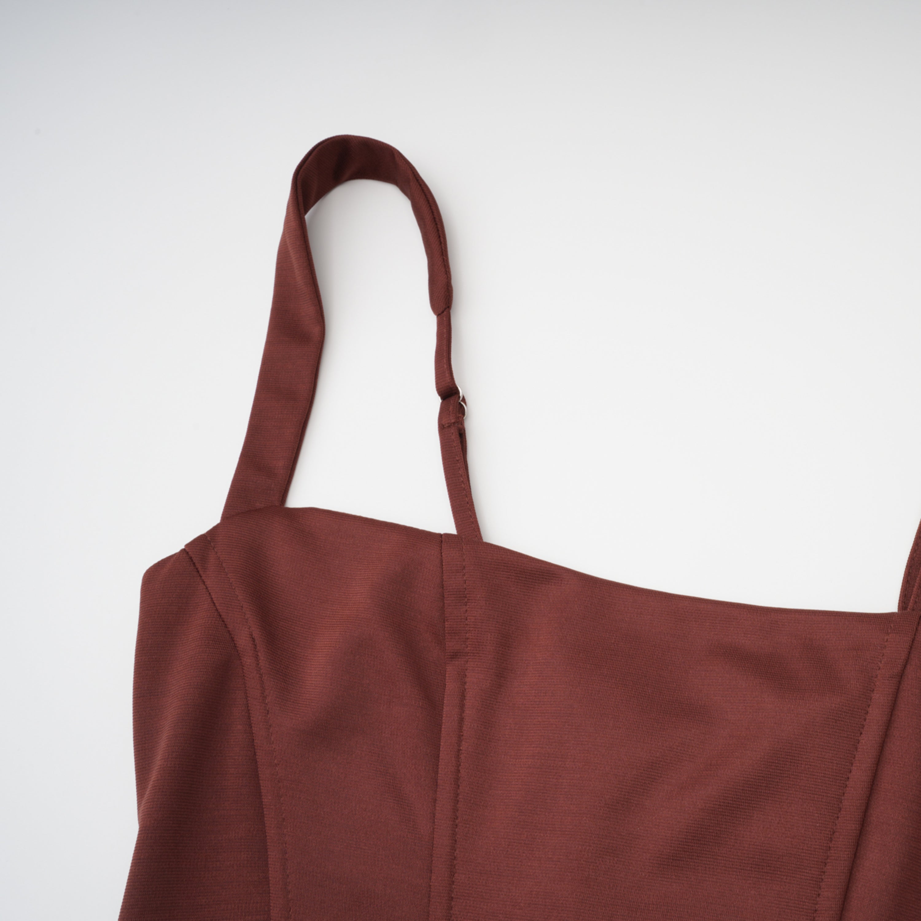 فستان طويل بياقة كورسيه مزركشة من Paulette Brown