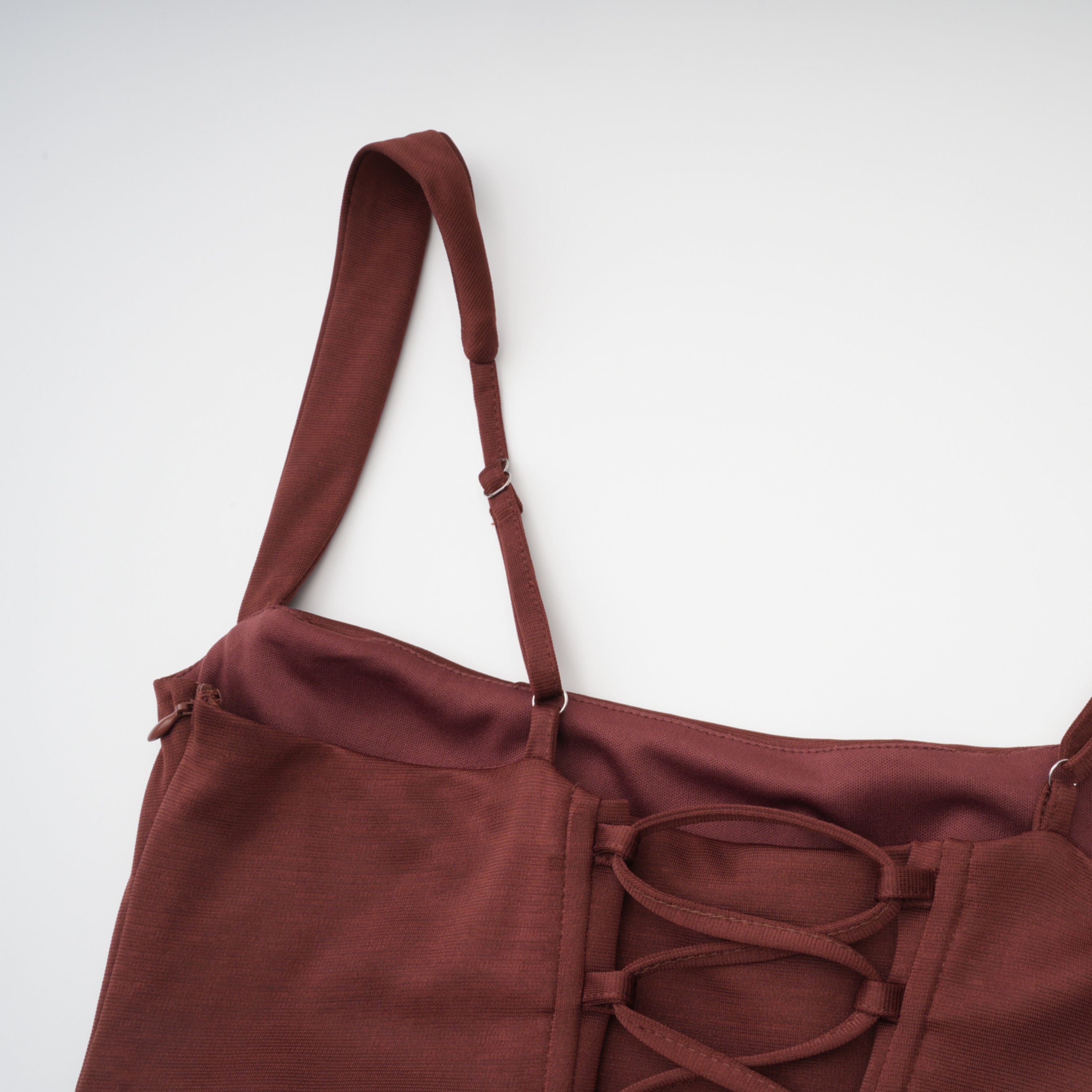 فستان طويل بياقة كورسيه مزركشة من Paulette Brown