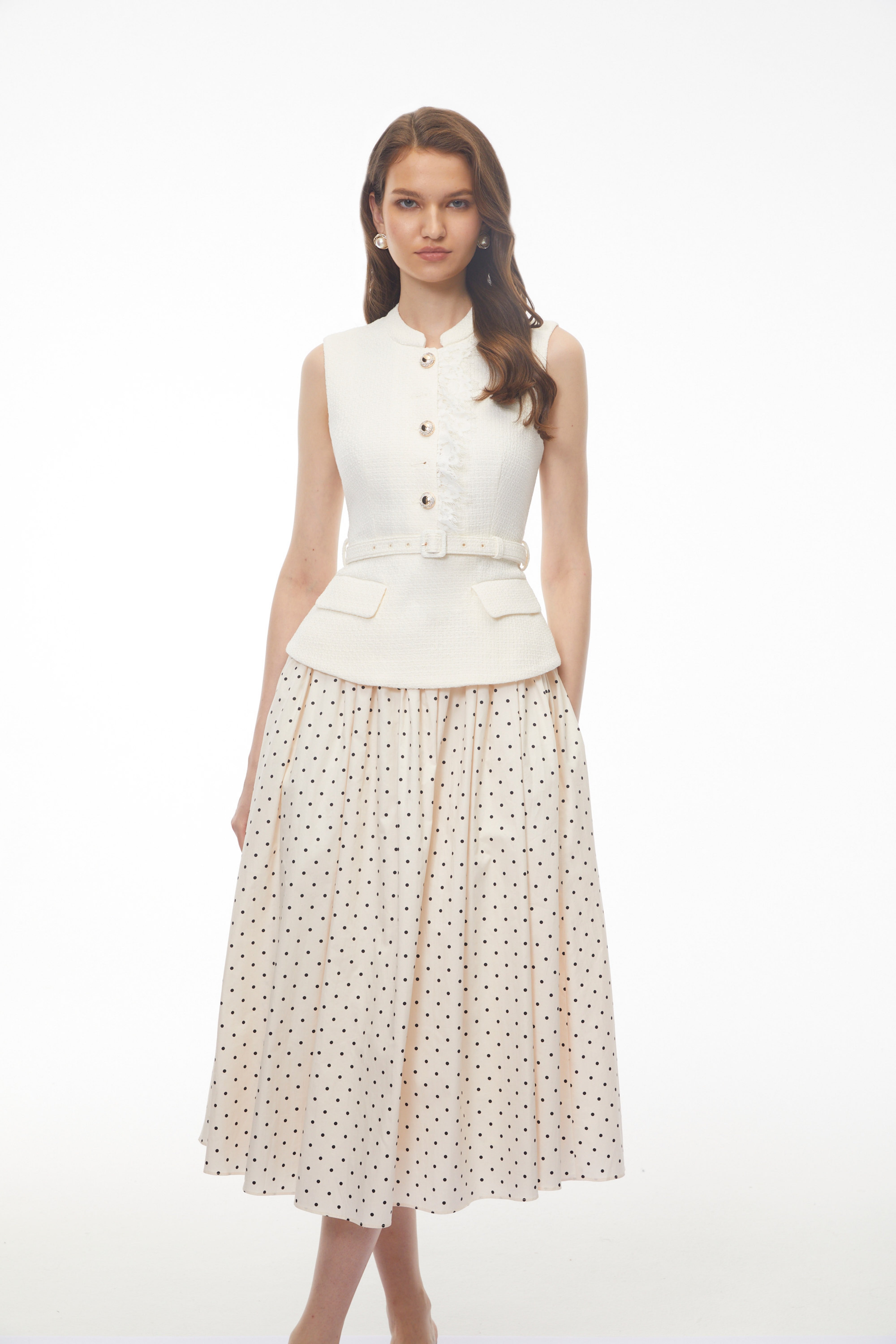 Robe mi-longue sans manches à pois et empiècements, modèle Pernilla White