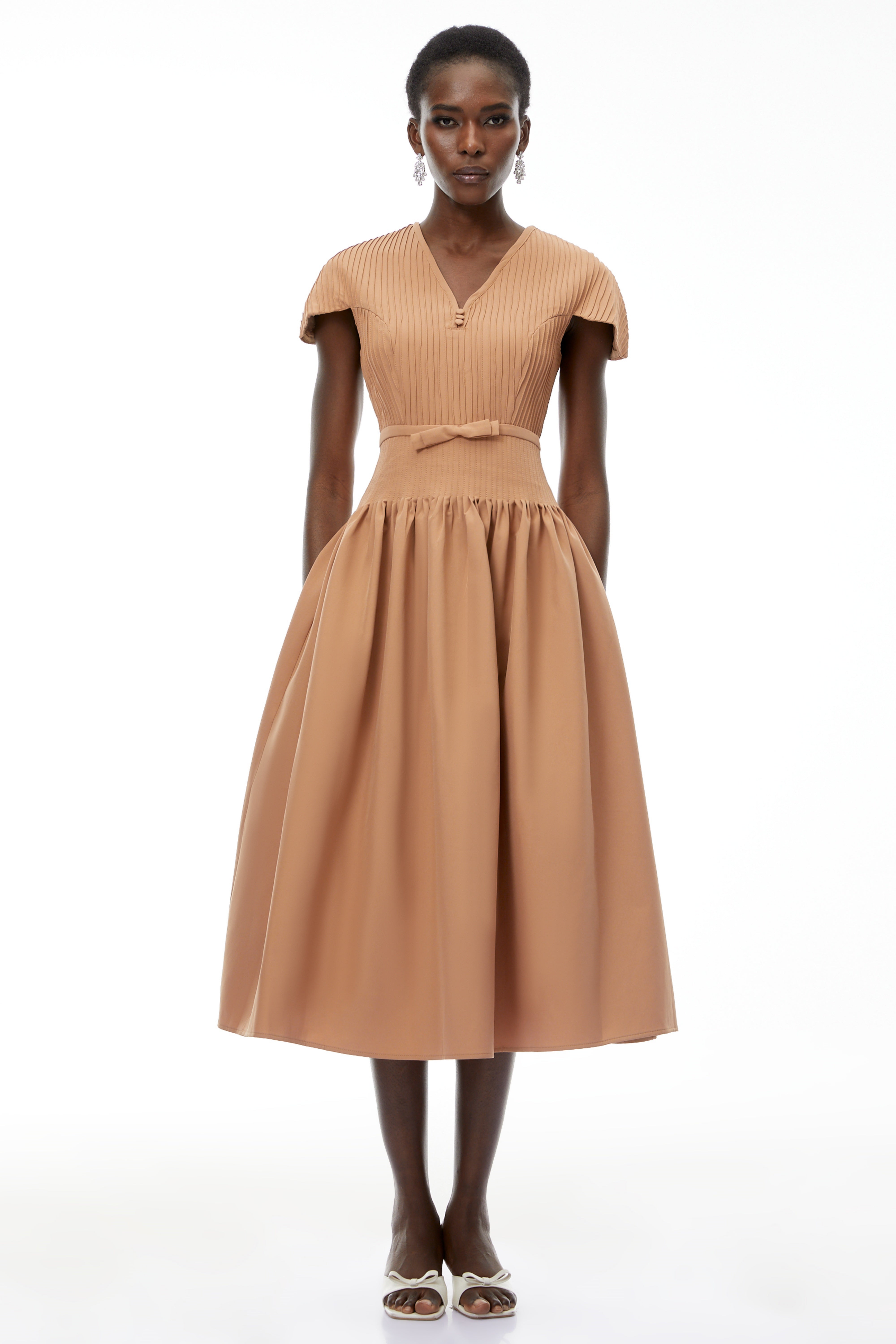 Phoebe – Khaki-farbiges Midikleid mit Falten und V-Ausschnitt