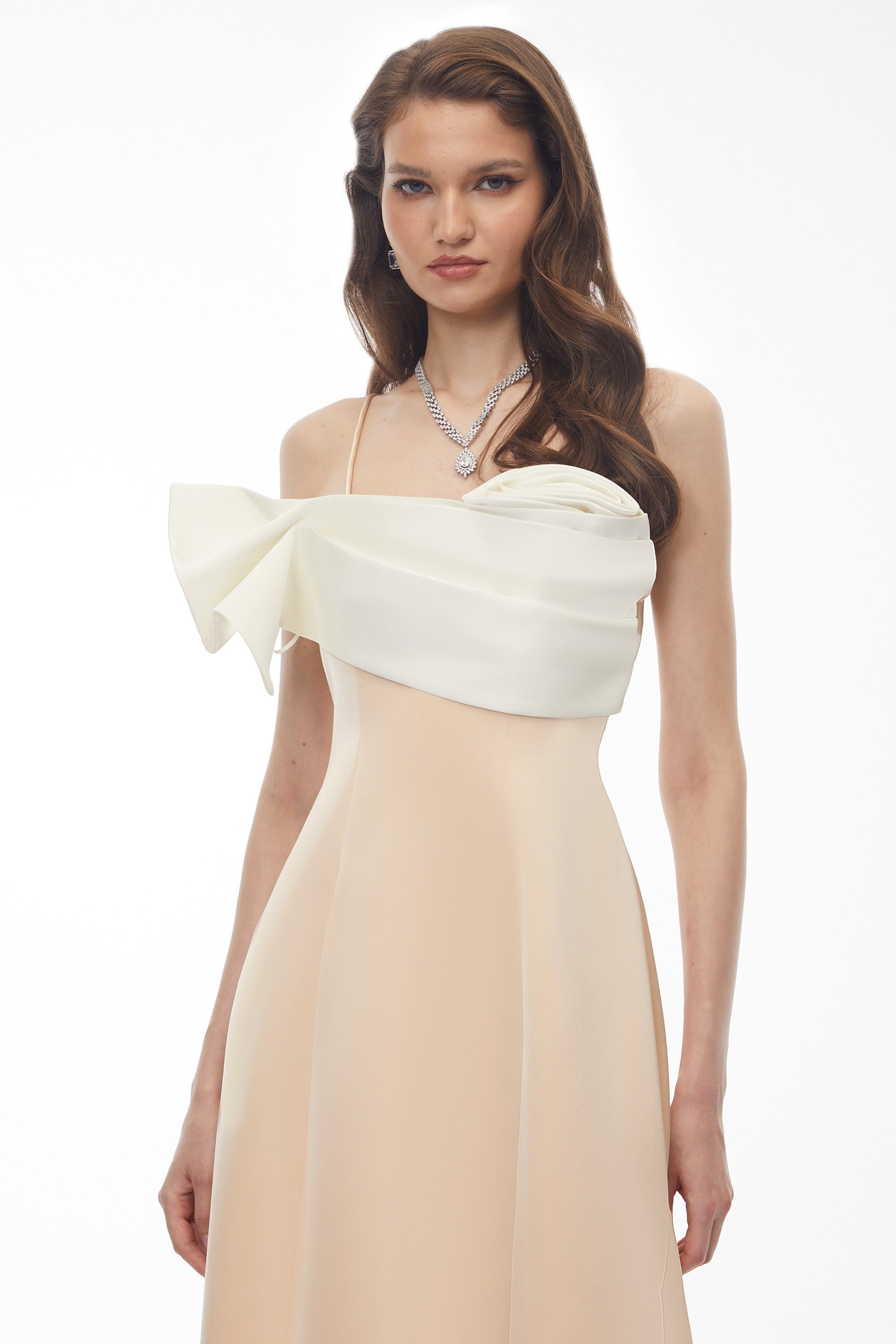 Robe mi-longue à fleurs drapée et épaules dénudées Phoenix Champagne