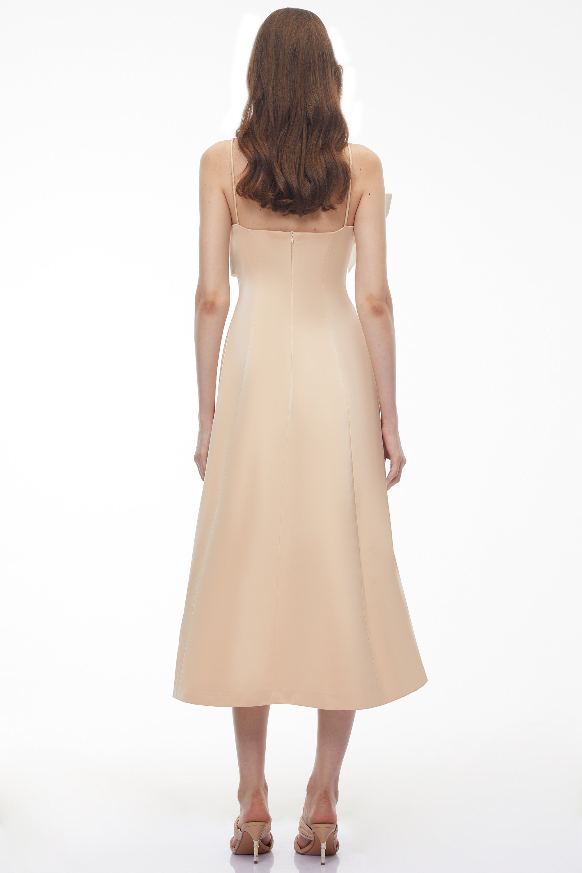 Robe mi-longue à fleurs drapée et épaules dénudées Phoenix Champagne