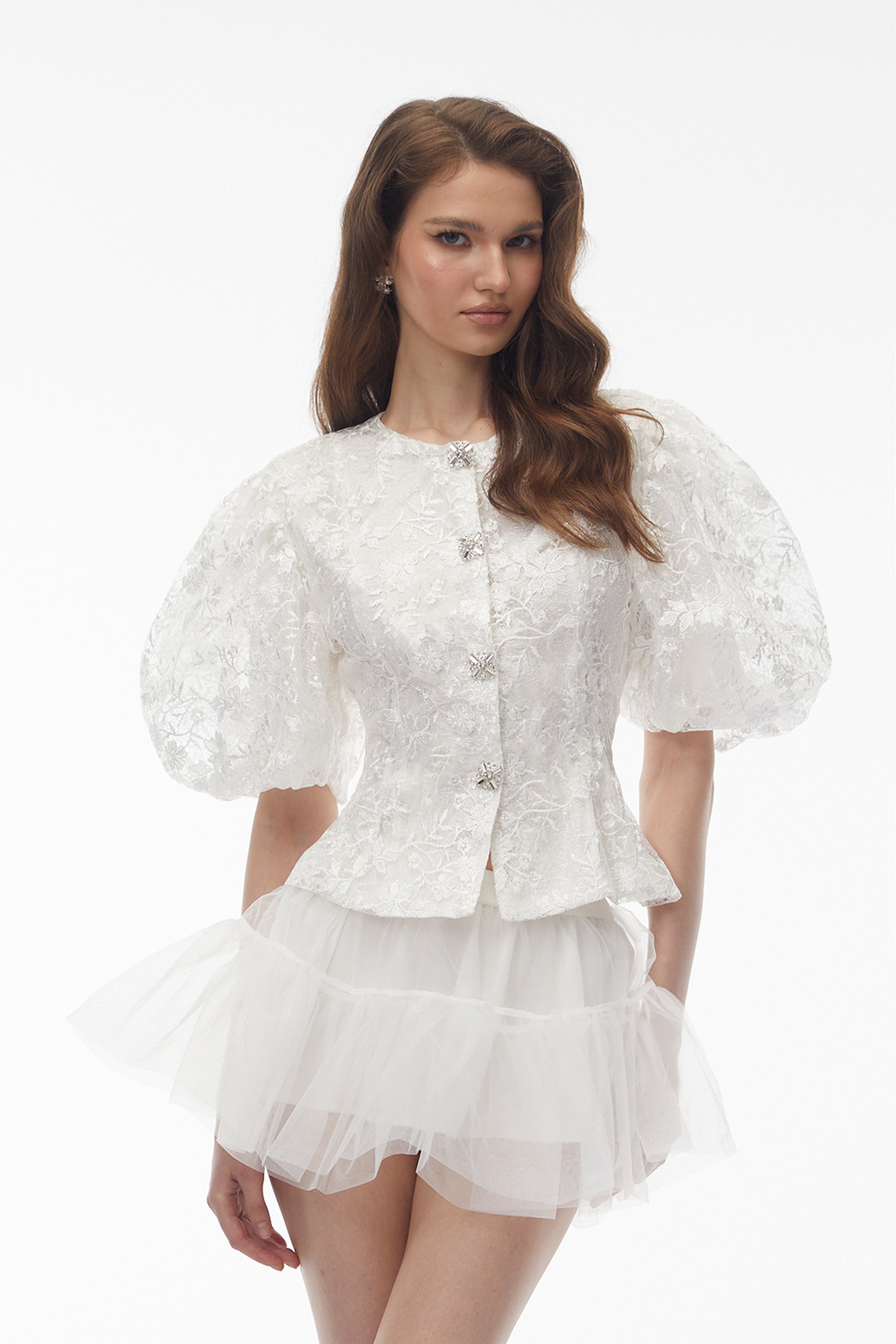 Polina – Weiße Bluse mit Blumenstickerei