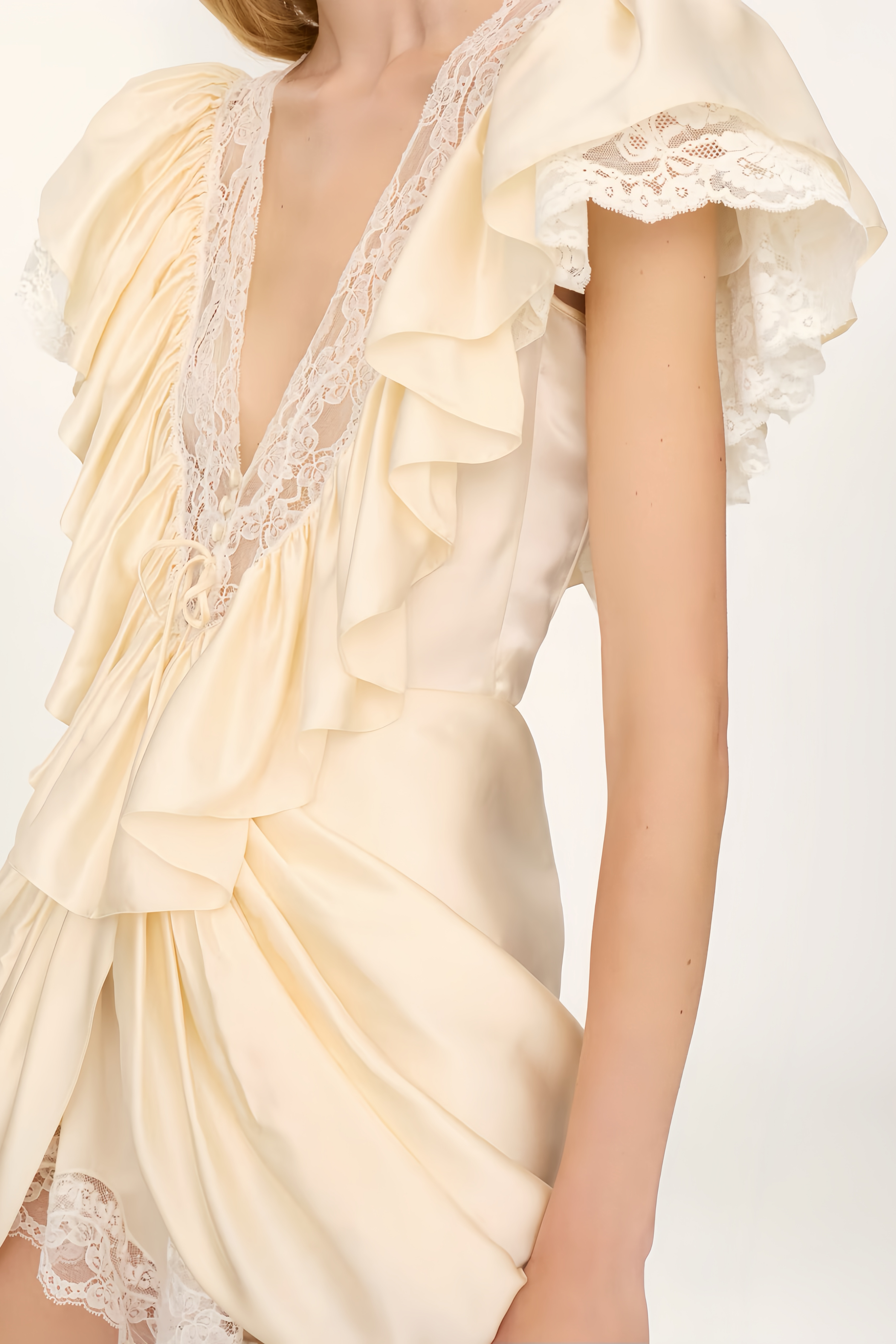 بذلة قصيرة برقبة على شكل V من الساتان الحريري والدانتيل