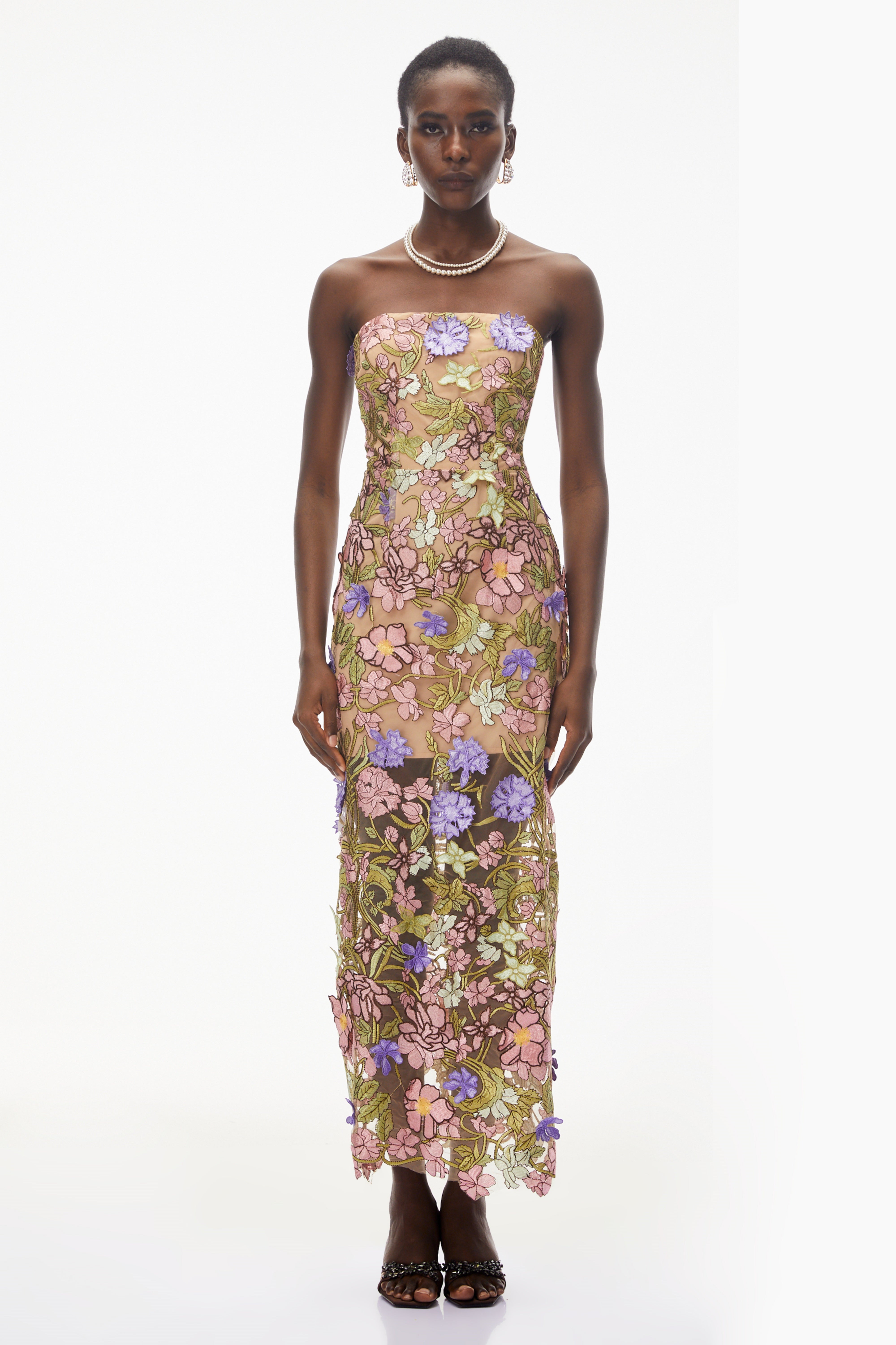 Maxikleid von Qudsia in Nude mit Blumenstickerei