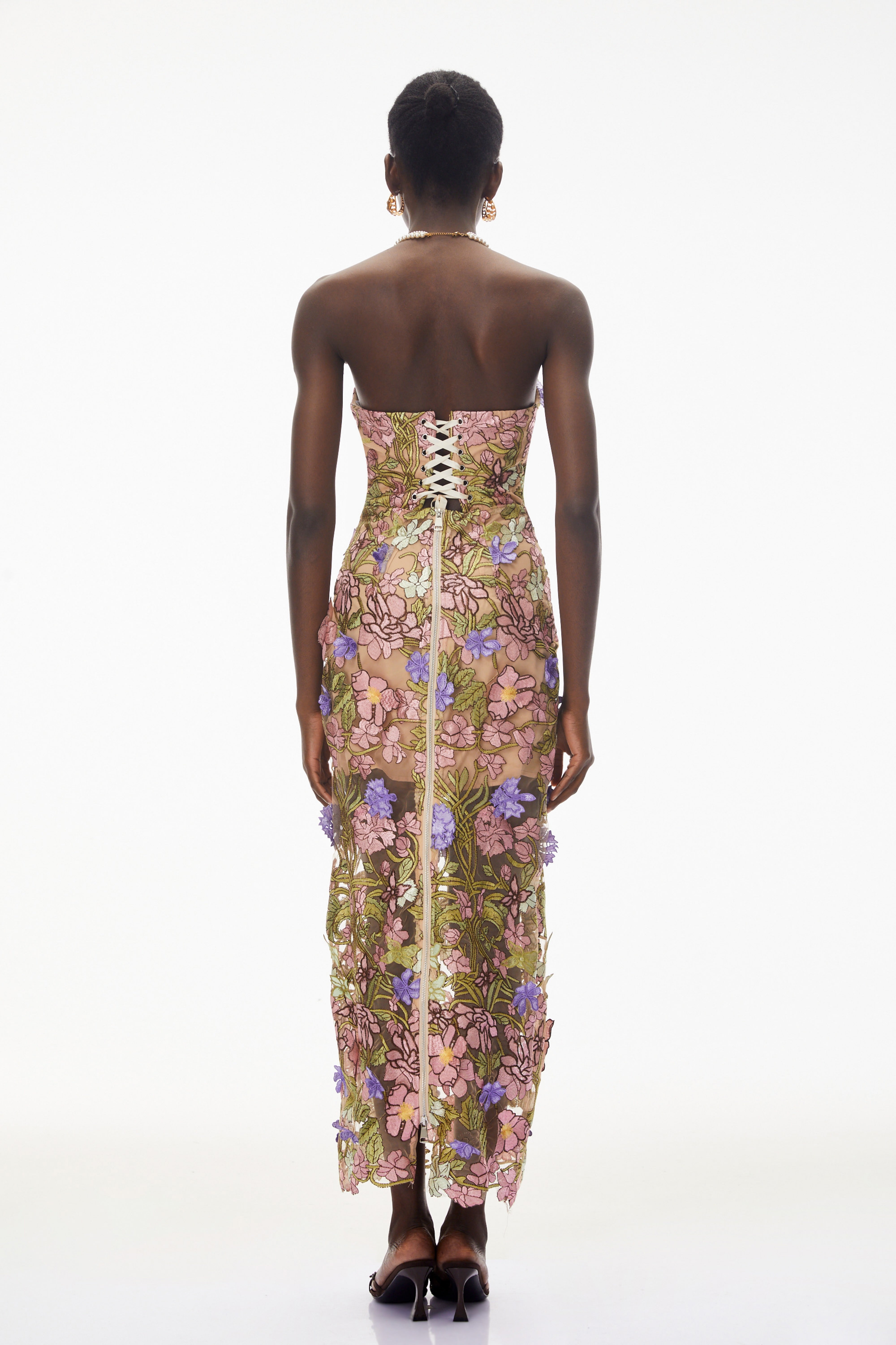 Maxikleid von Qudsia in Nude mit Blumenstickerei