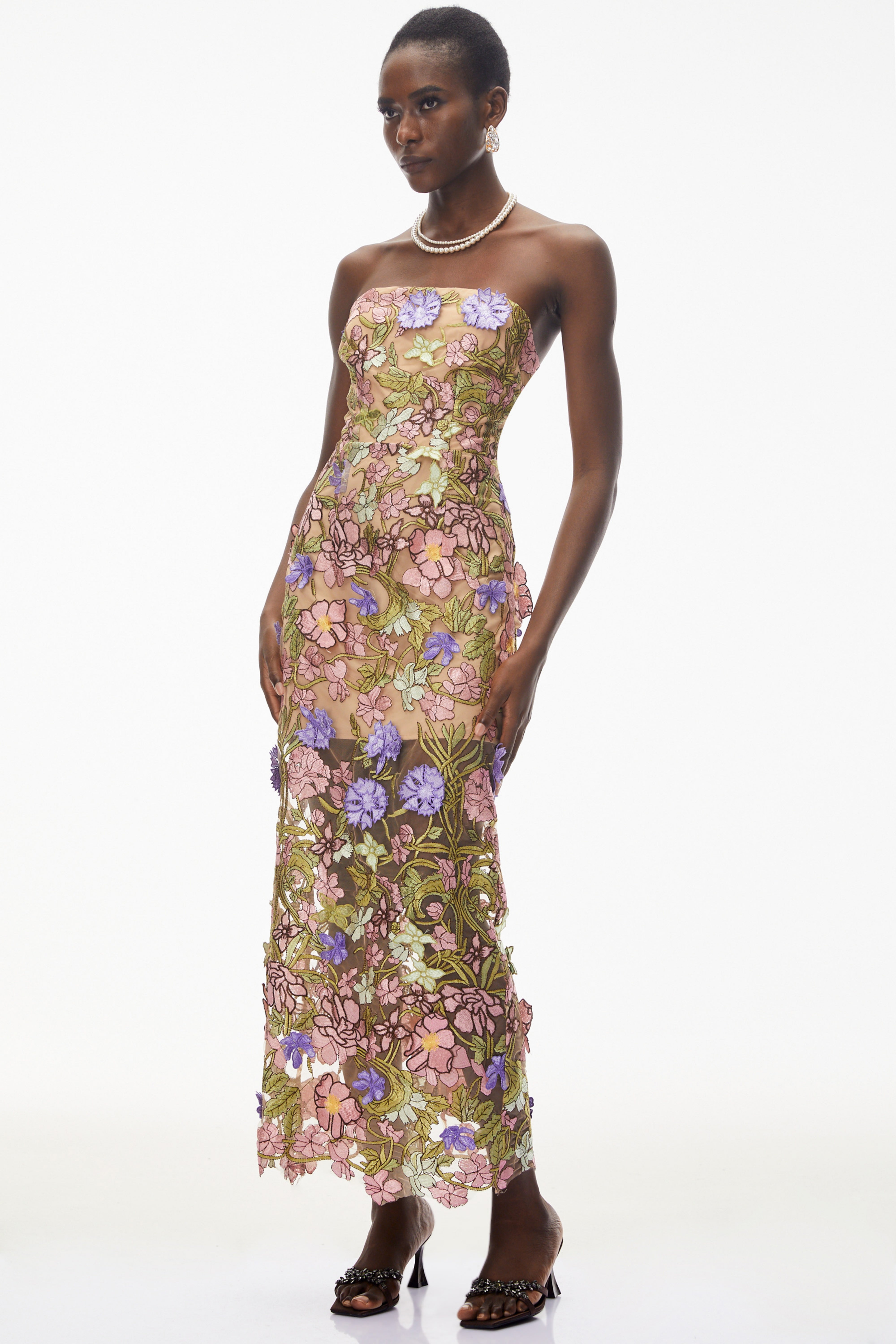 Maxikleid von Qudsia in Nude mit Blumenstickerei