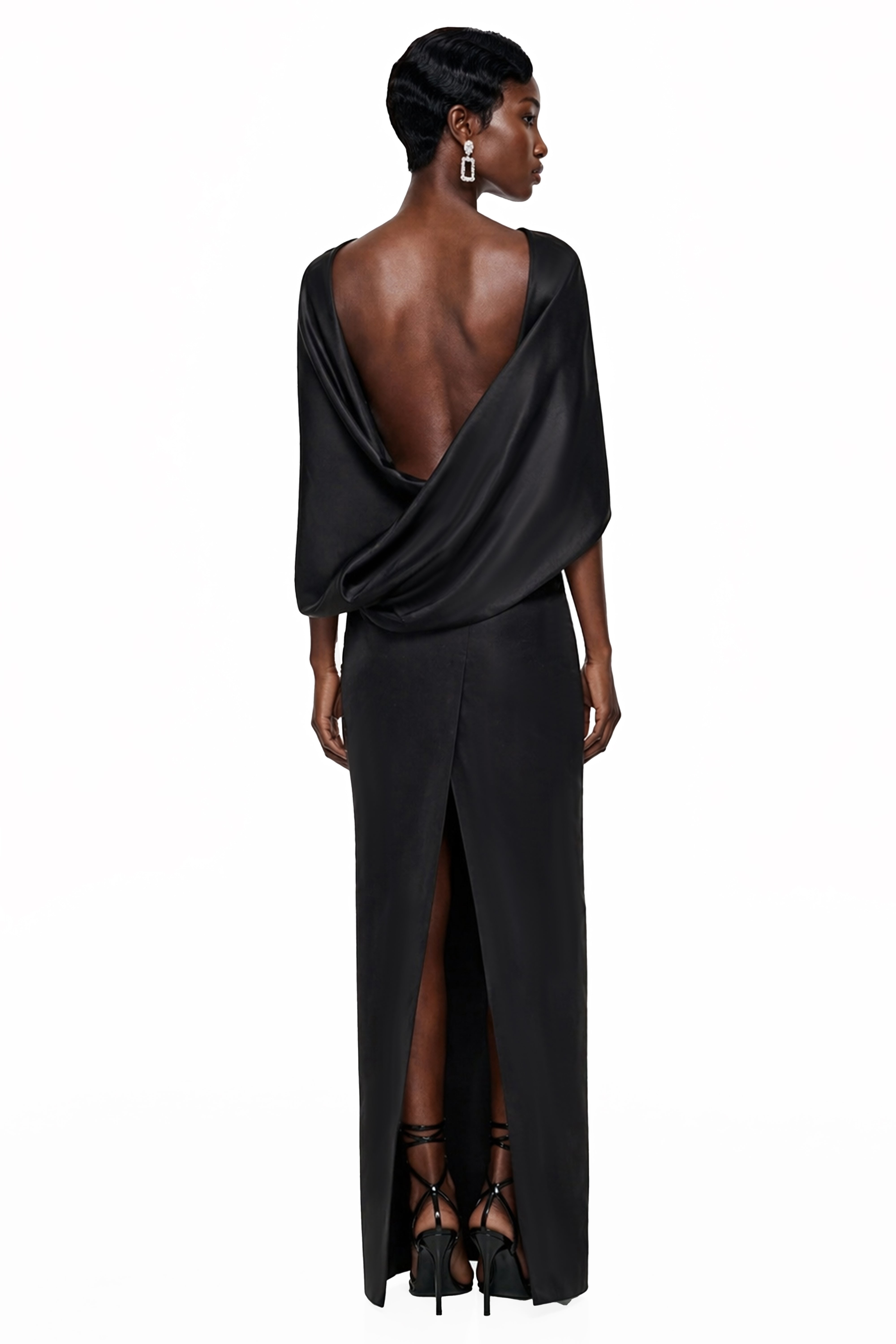 فستان طويل أسود من «كيروبينا» بكتف ملفوفة وكتف مزركش