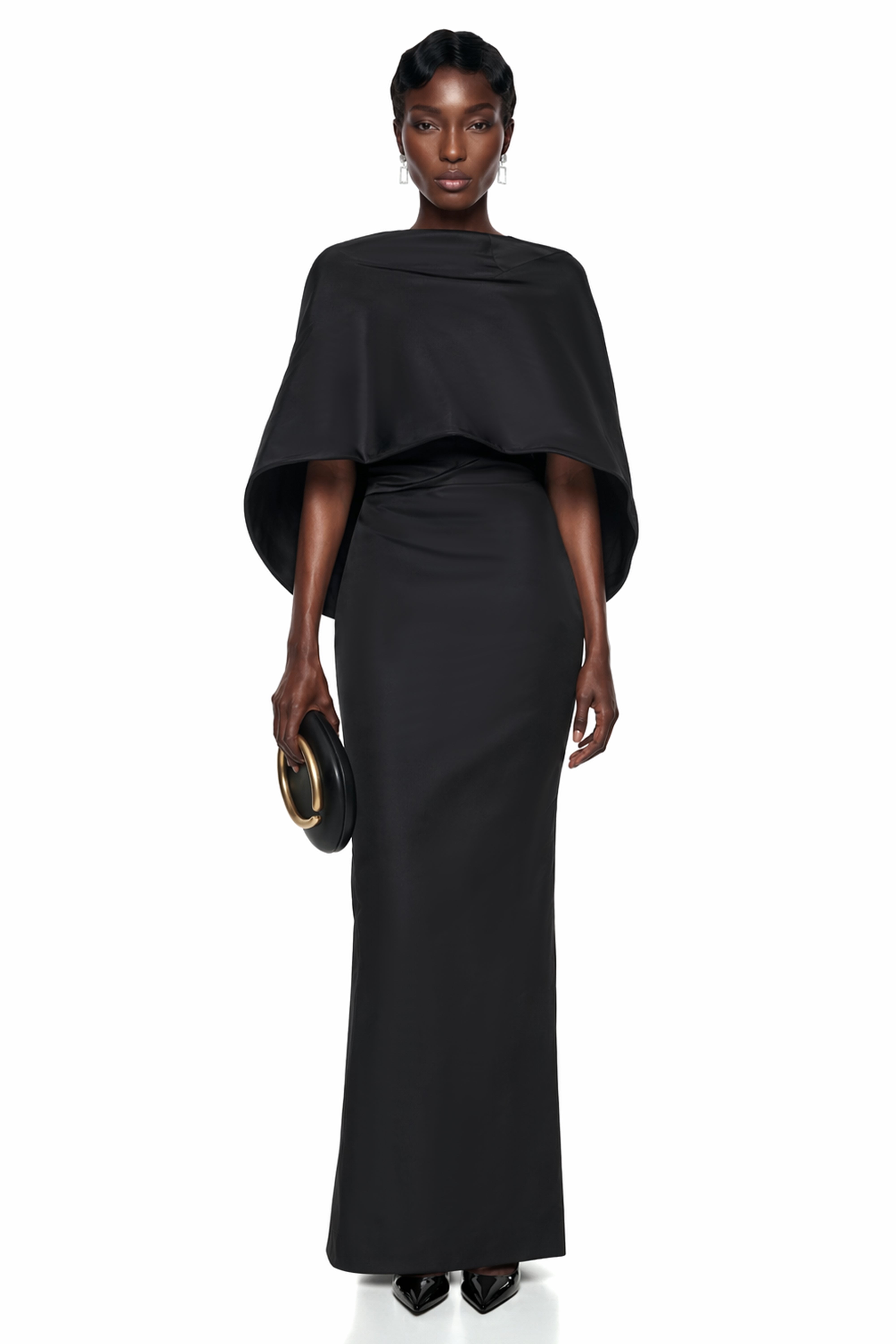 فستان طويل أسود من «كيروبينا» بكتف ملفوفة وكتف مزركش