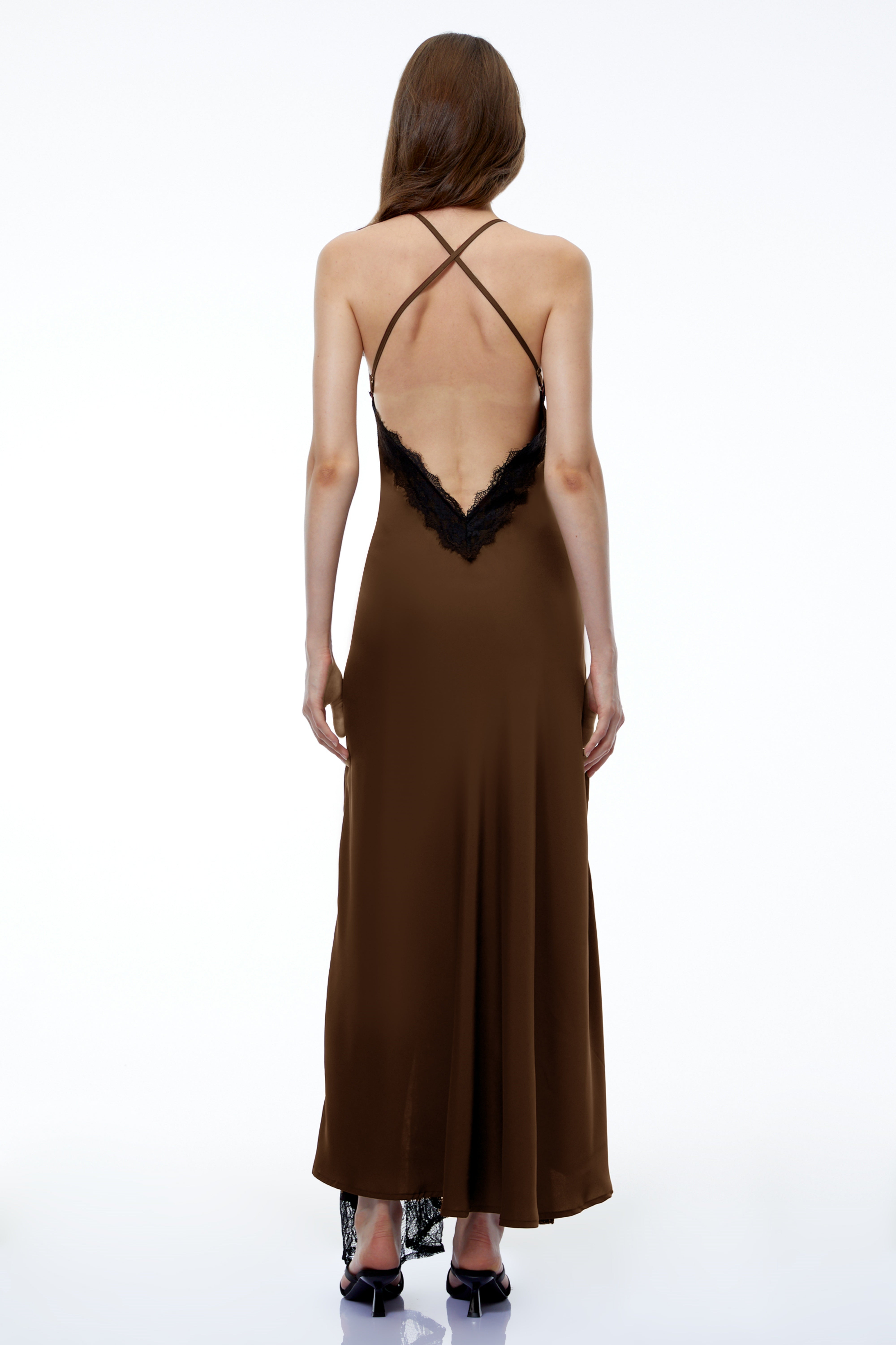 Robe longue en satin à dos nu et bordures en dentelle Querubina Olive
