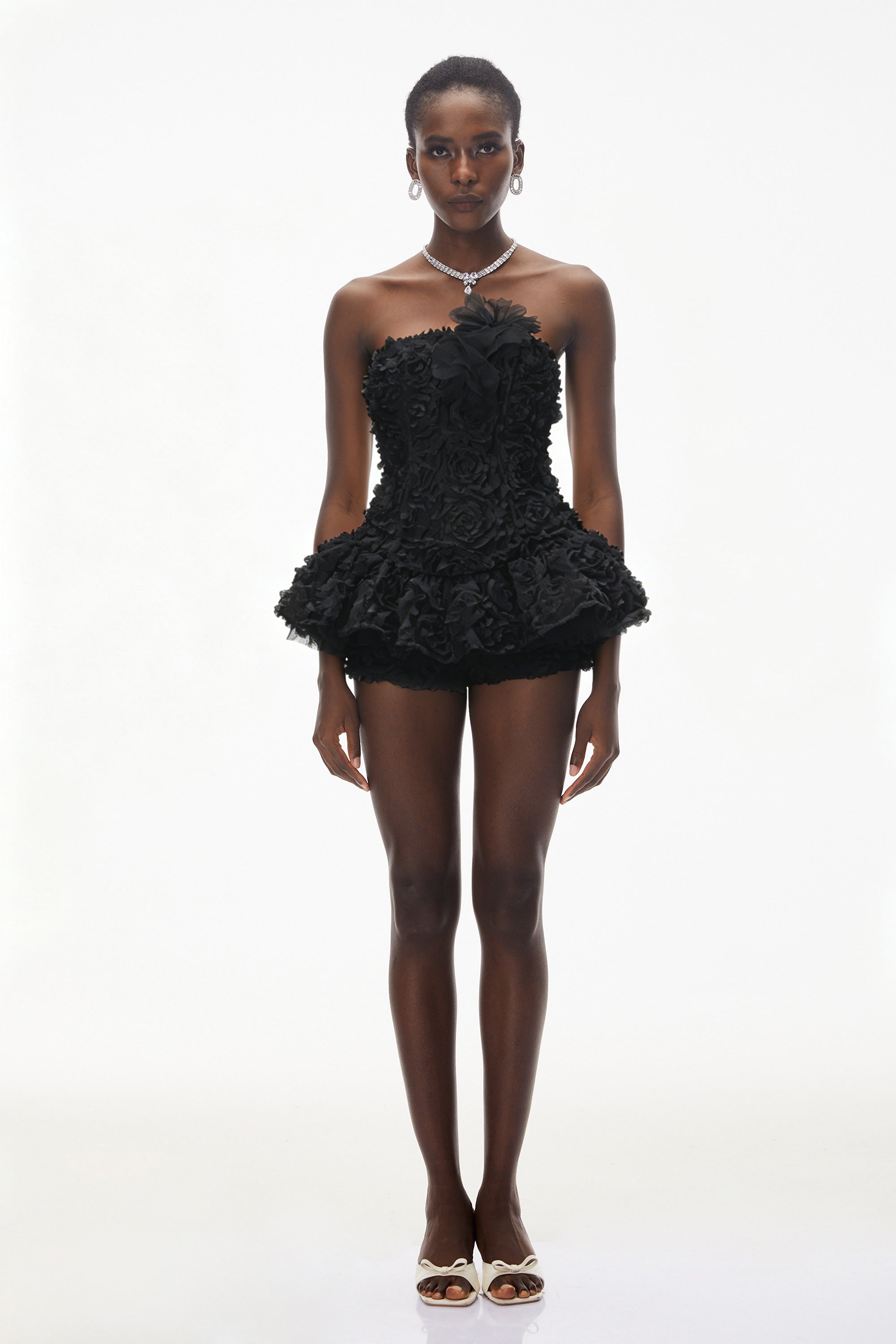 فستان قصير من "كيلا بلاك" بكتفين مكشوفين وزخارف زهور ثلاثية الأبعاد