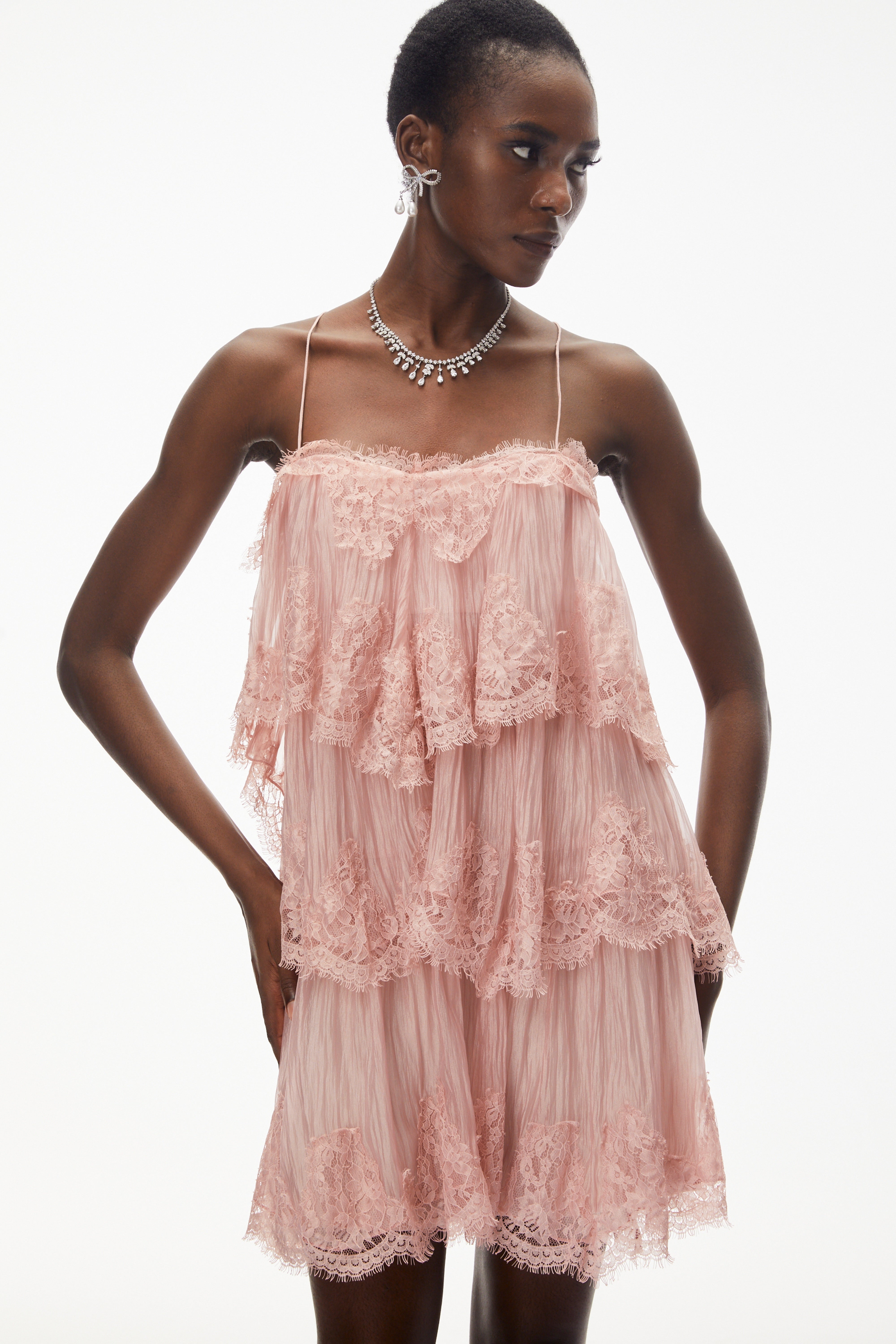 Rosa Minikleid mit Stufenschnitt und Spitzenbesatz