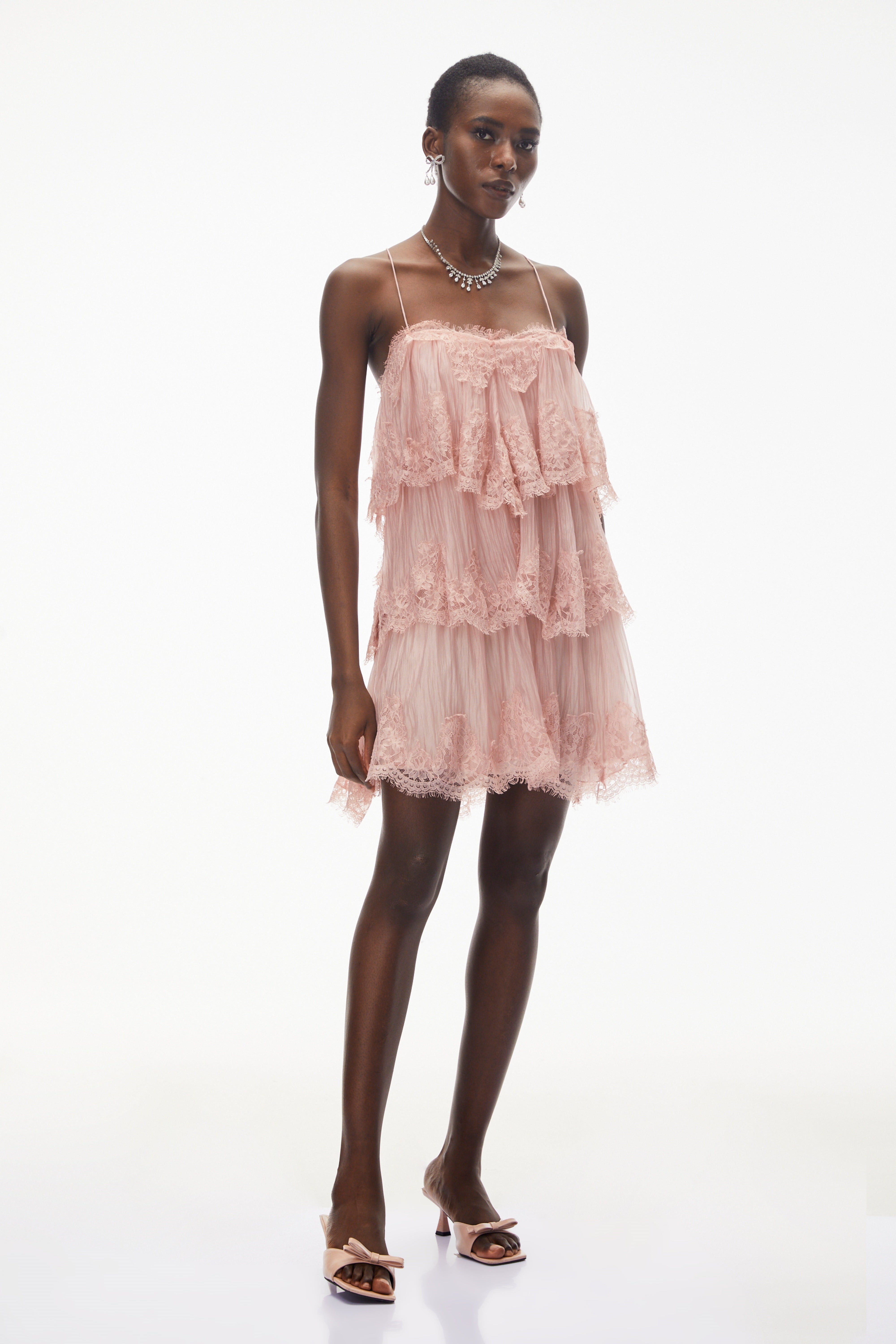 Rosa Minikleid mit Stufenschnitt und Spitzenbesatz