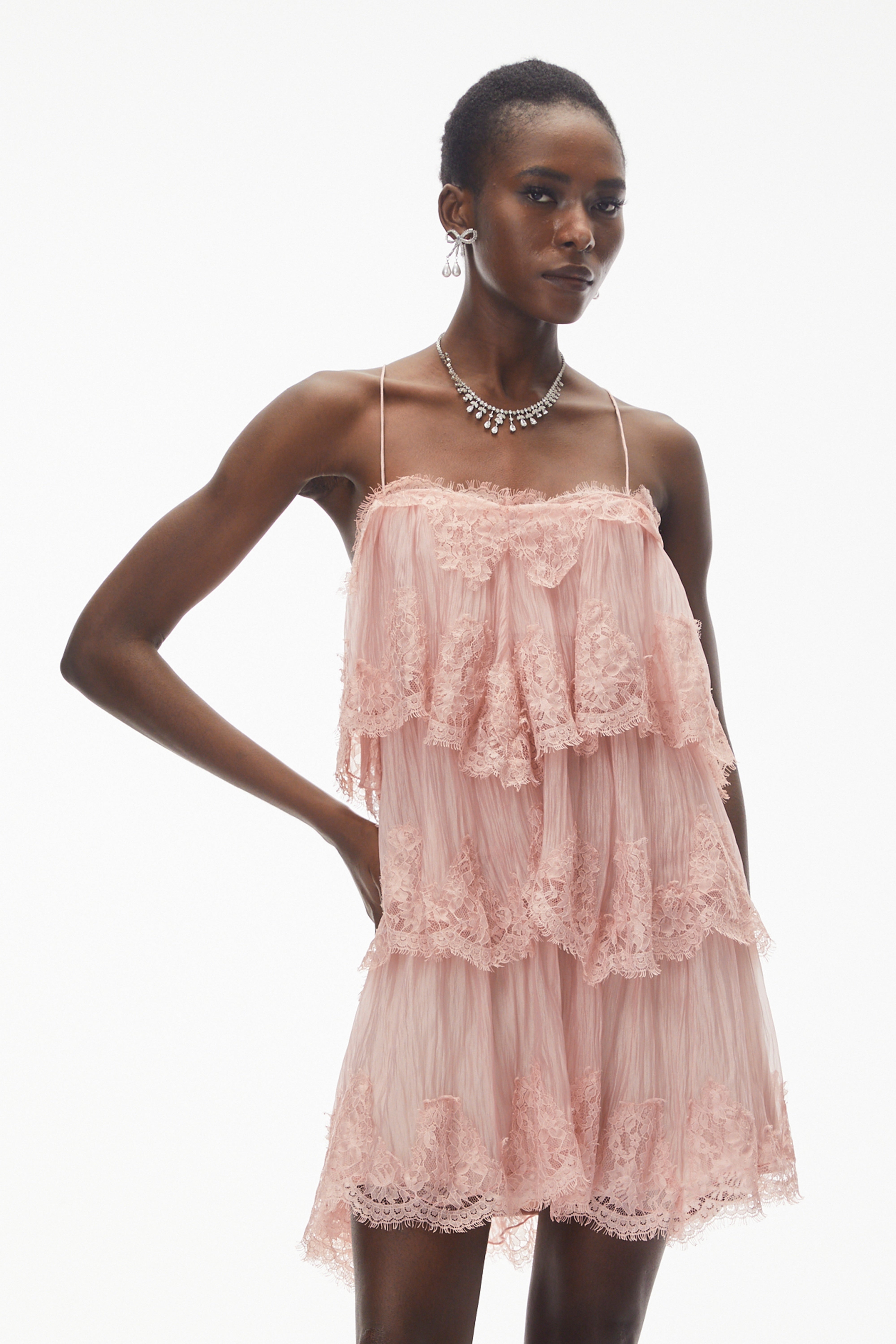 Rosa Minikleid mit Stufenschnitt und Spitzenbesatz