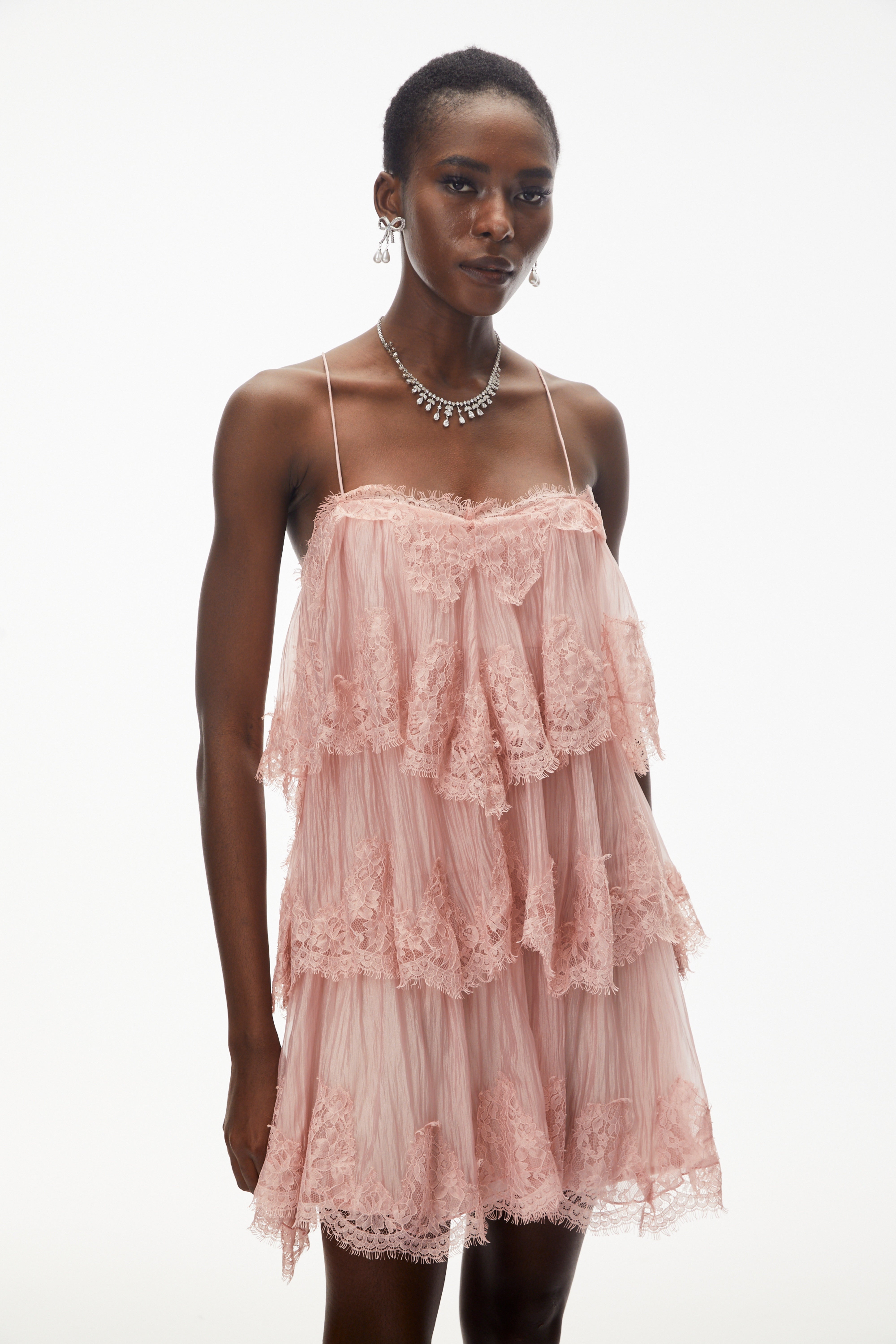 Rosa Minikleid mit Stufenschnitt und Spitzenbesatz