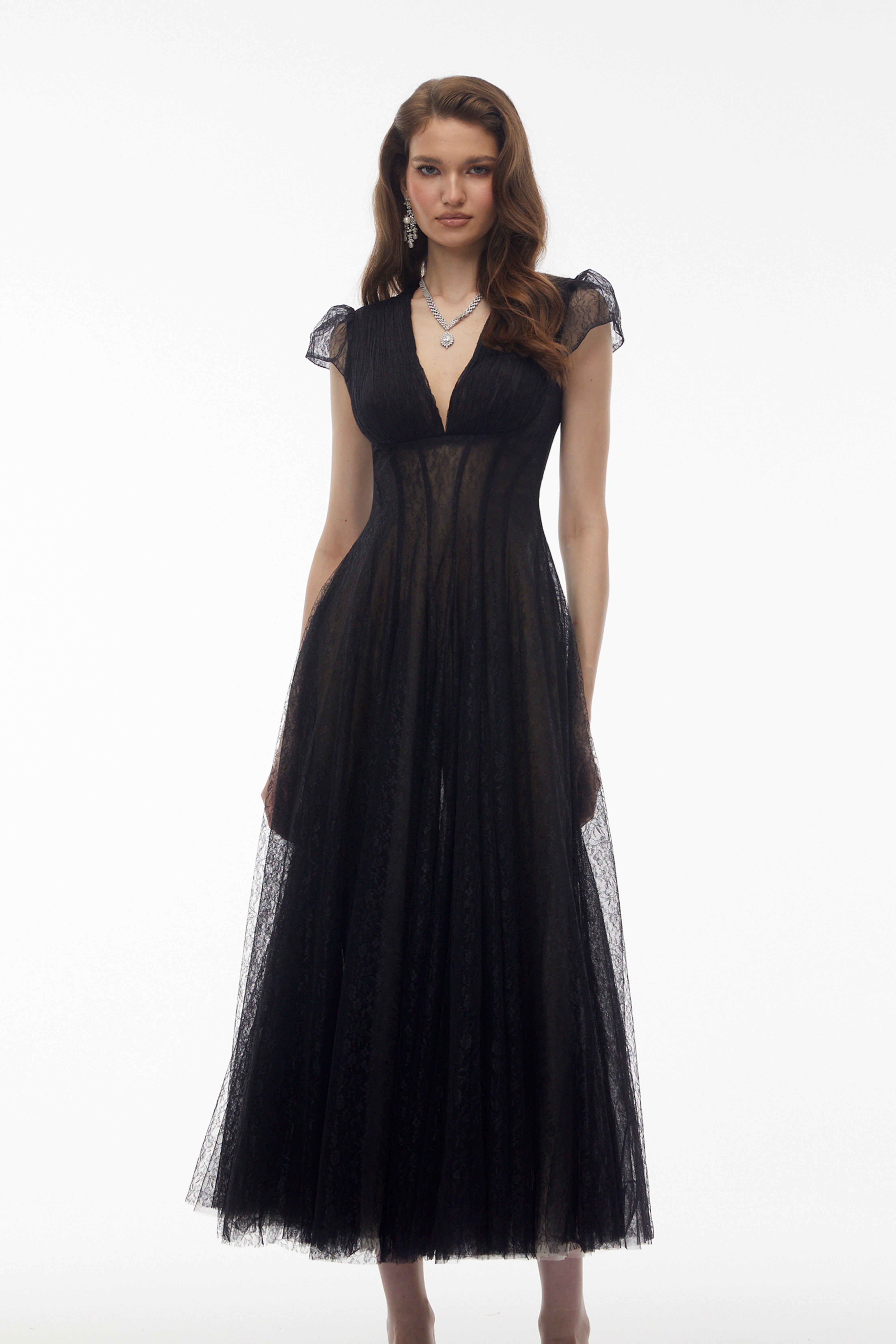 فستان طويل مطوي من الدانتيل الأسود المزين بالزهور من Radiya