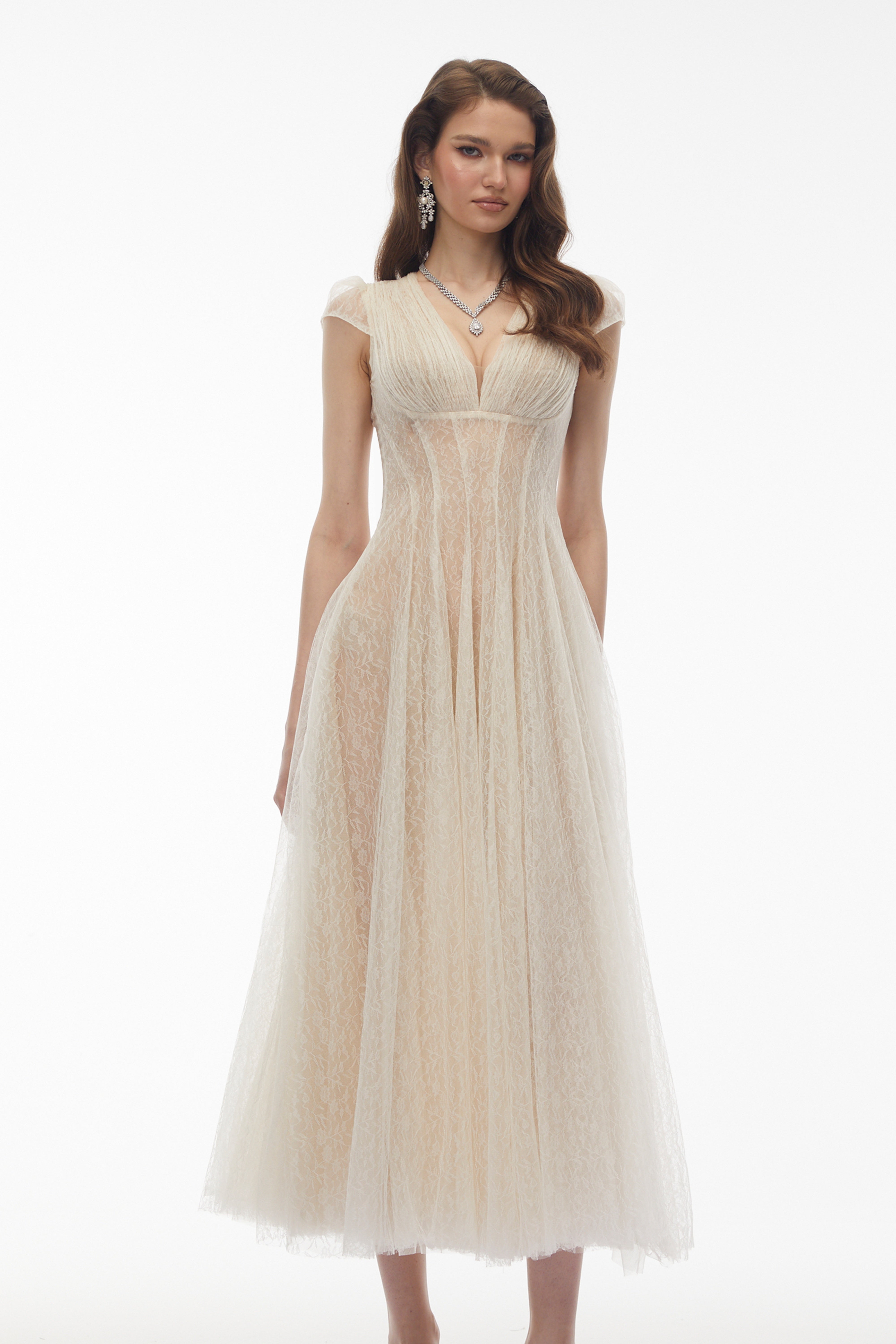 Radiya Cremefarbenes Maxikleid mit floraler Spitze und Plissee