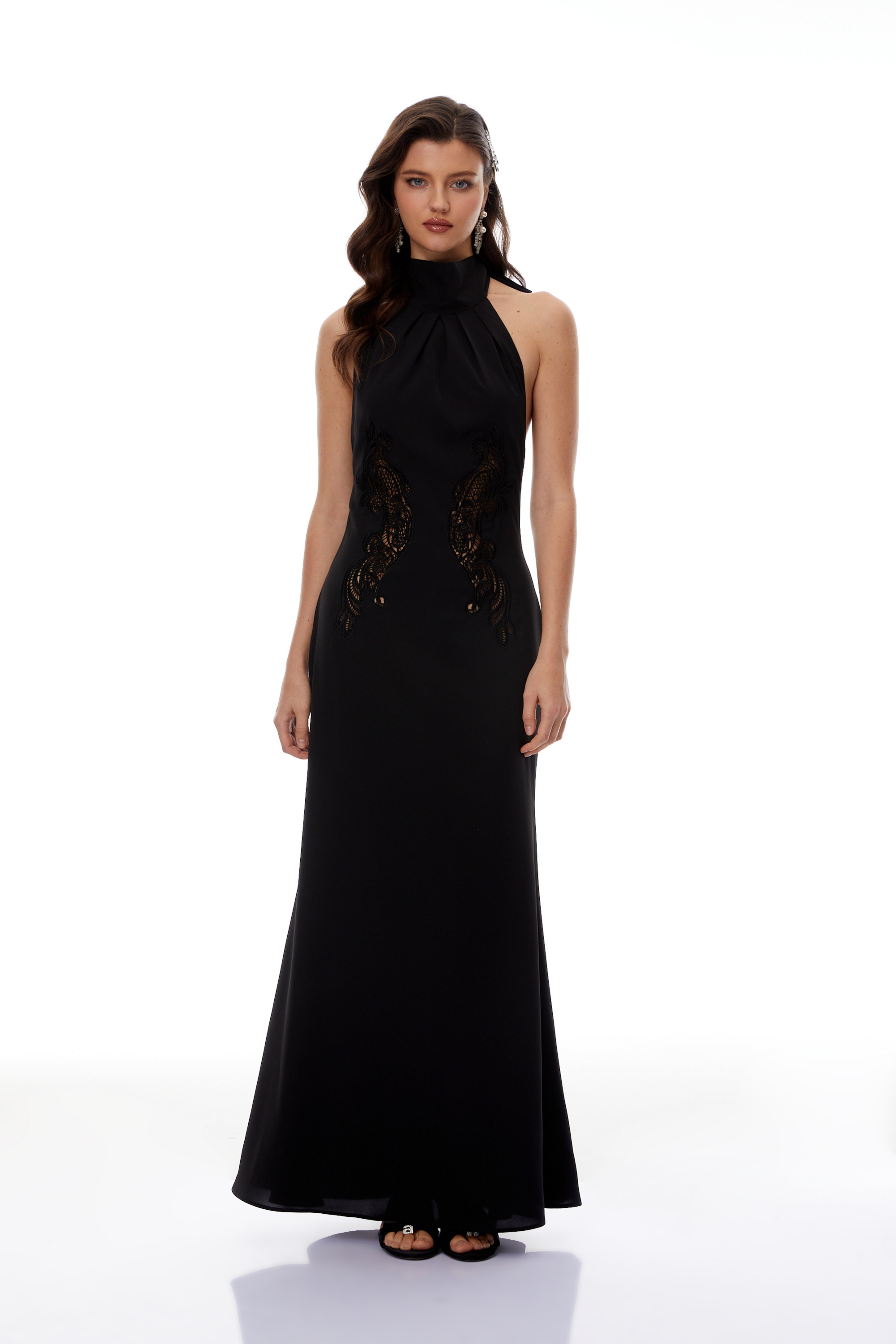 فستان طويل أسود برقبة حبال وفتحات من Radmila