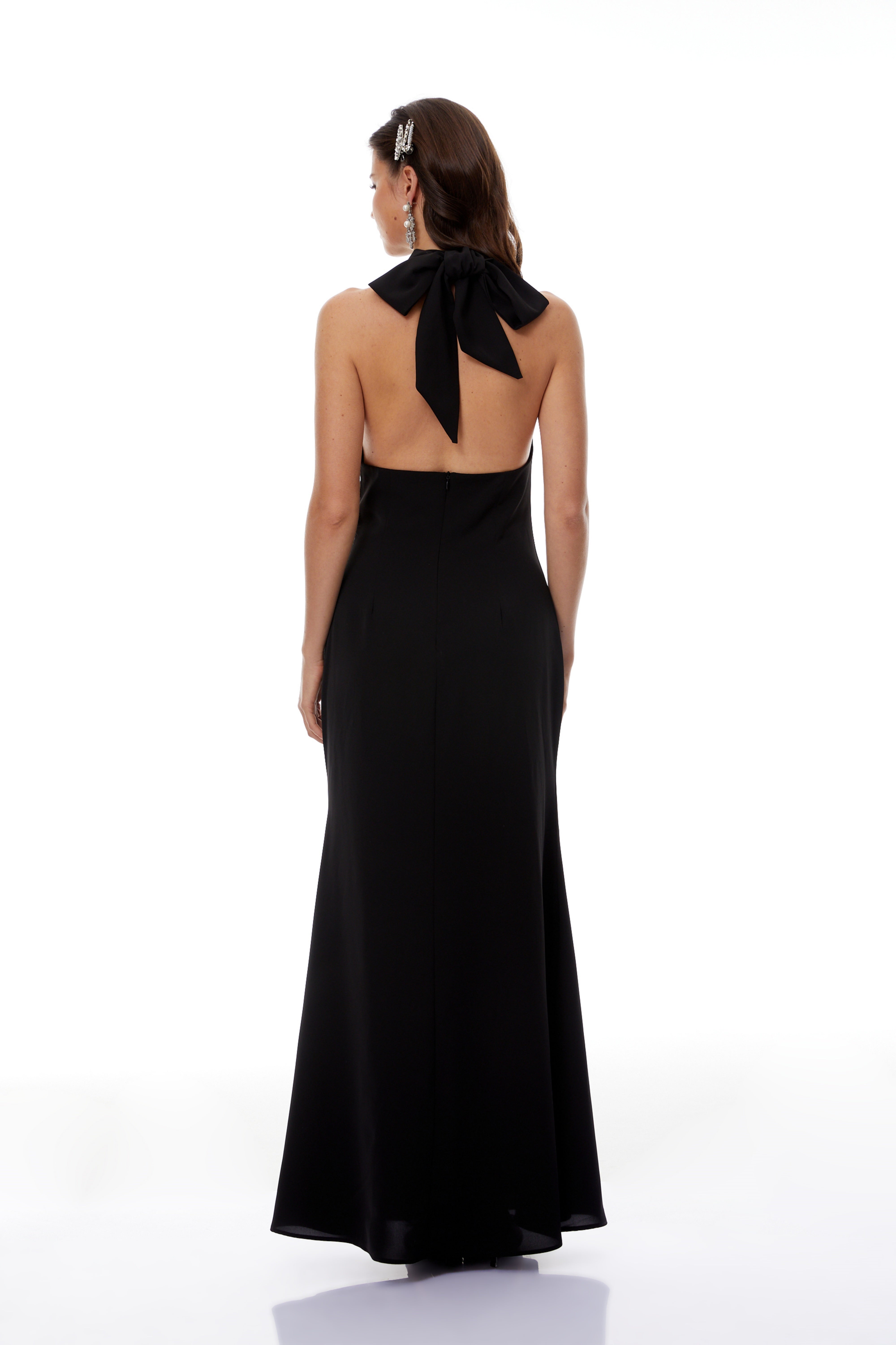 فستان طويل أسود برقبة حبال وفتحات من Radmila