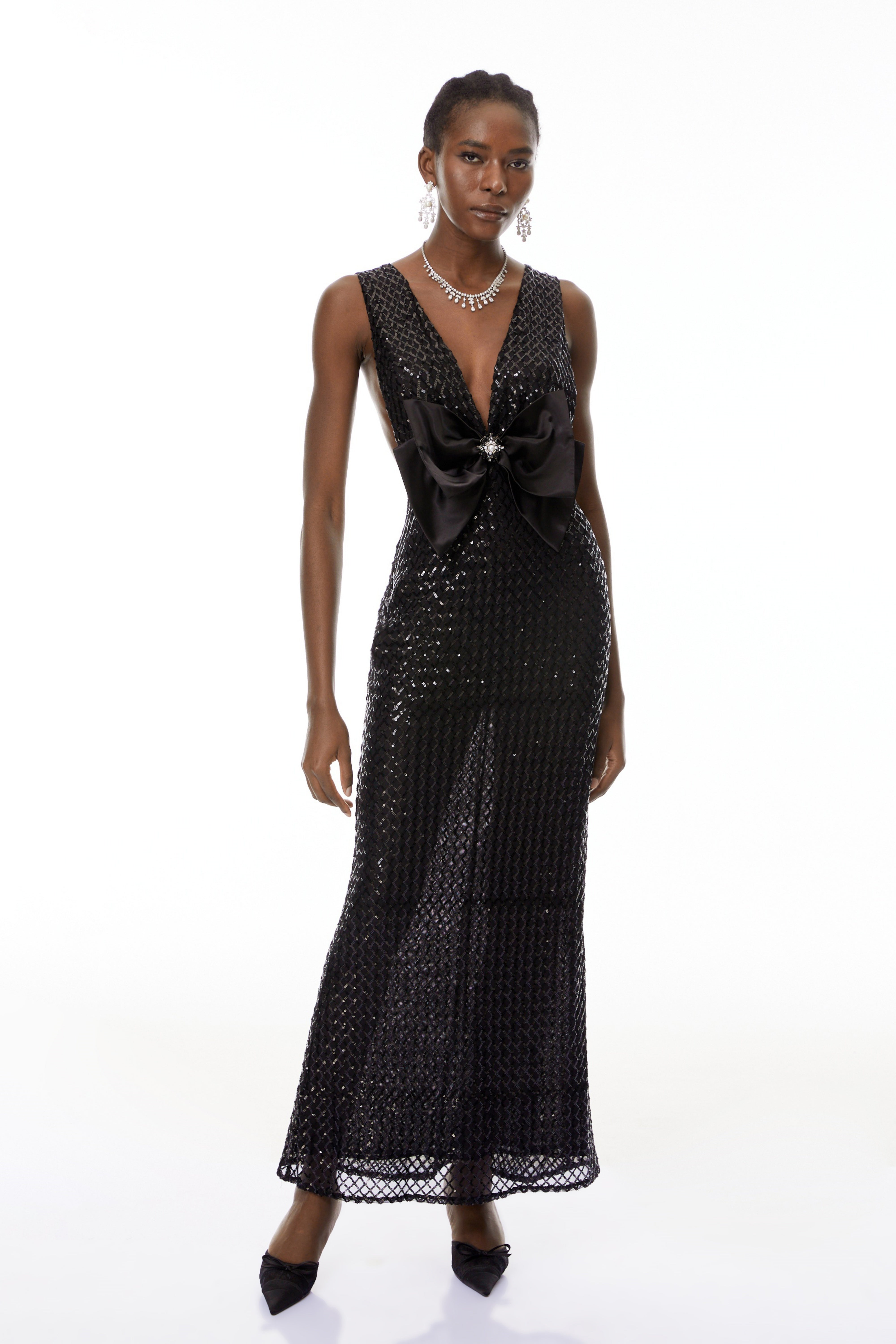 فستان طويل ضيق برقبة على شكل V عميقة من Raelynn Black