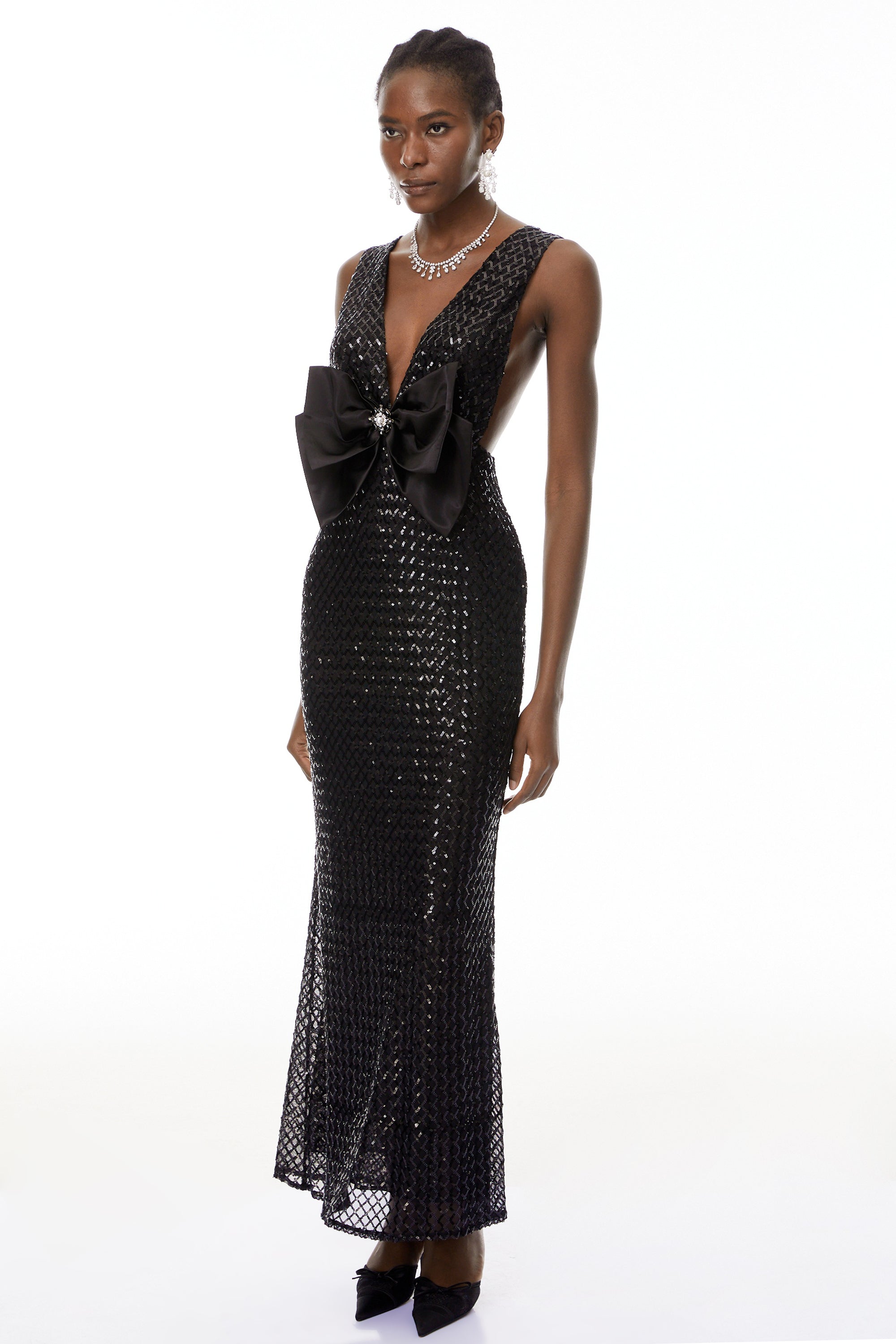 فستان طويل ضيق برقبة على شكل V عميقة من Raelynn Black