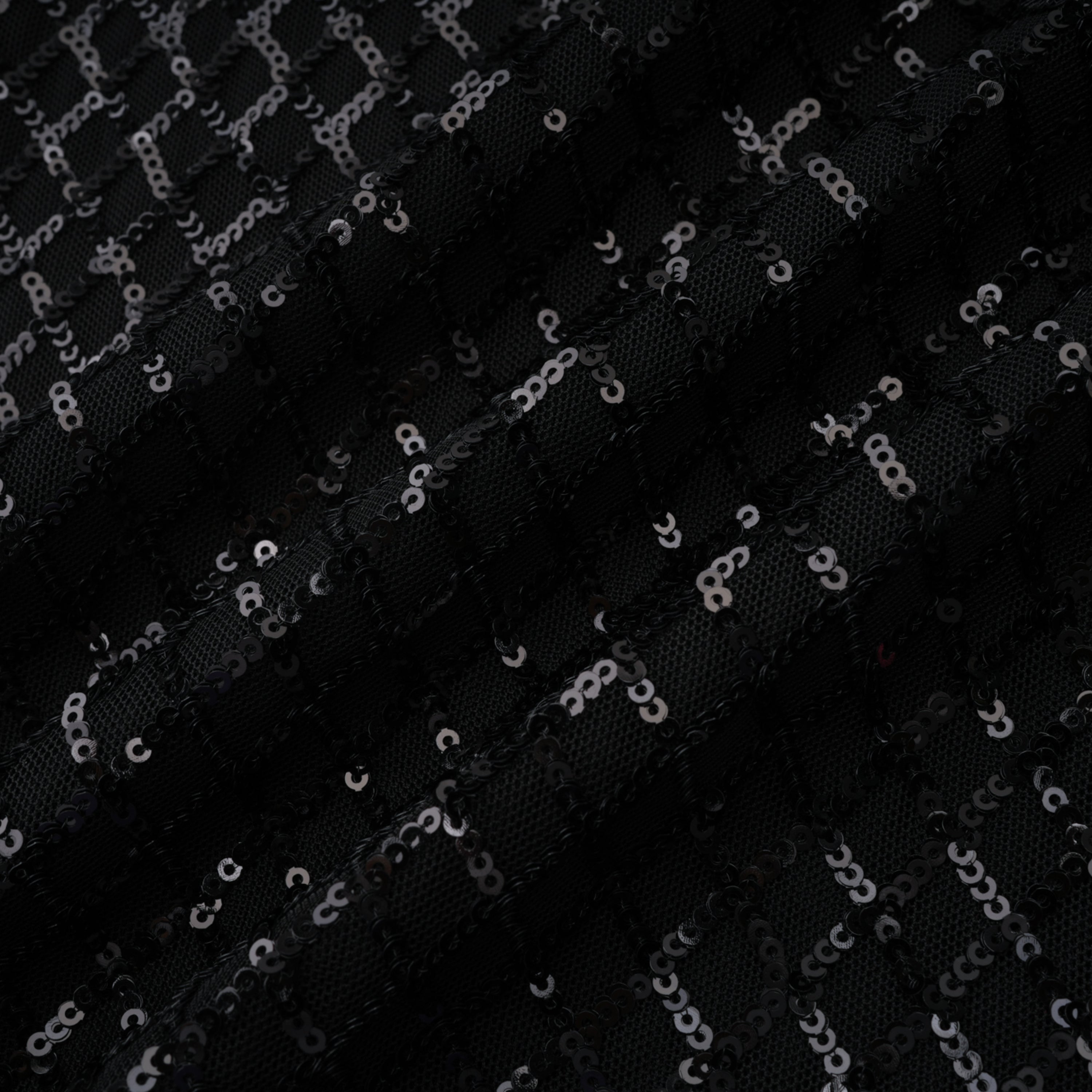 فستان طويل ضيق برقبة على شكل V عميقة من Raelynn Black