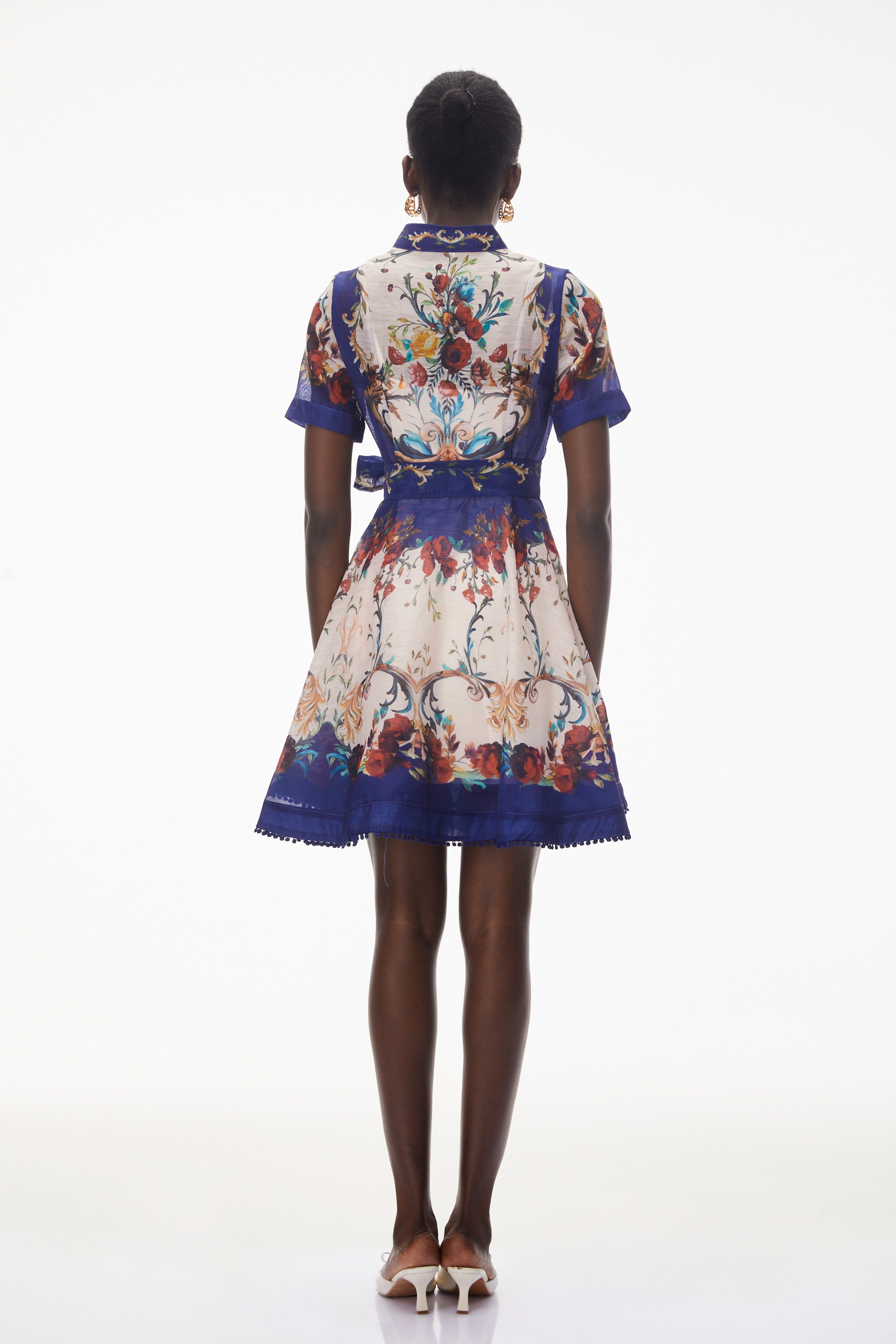 Rahab – Minikleid mit Blumenmuster und farblichen Akzenten