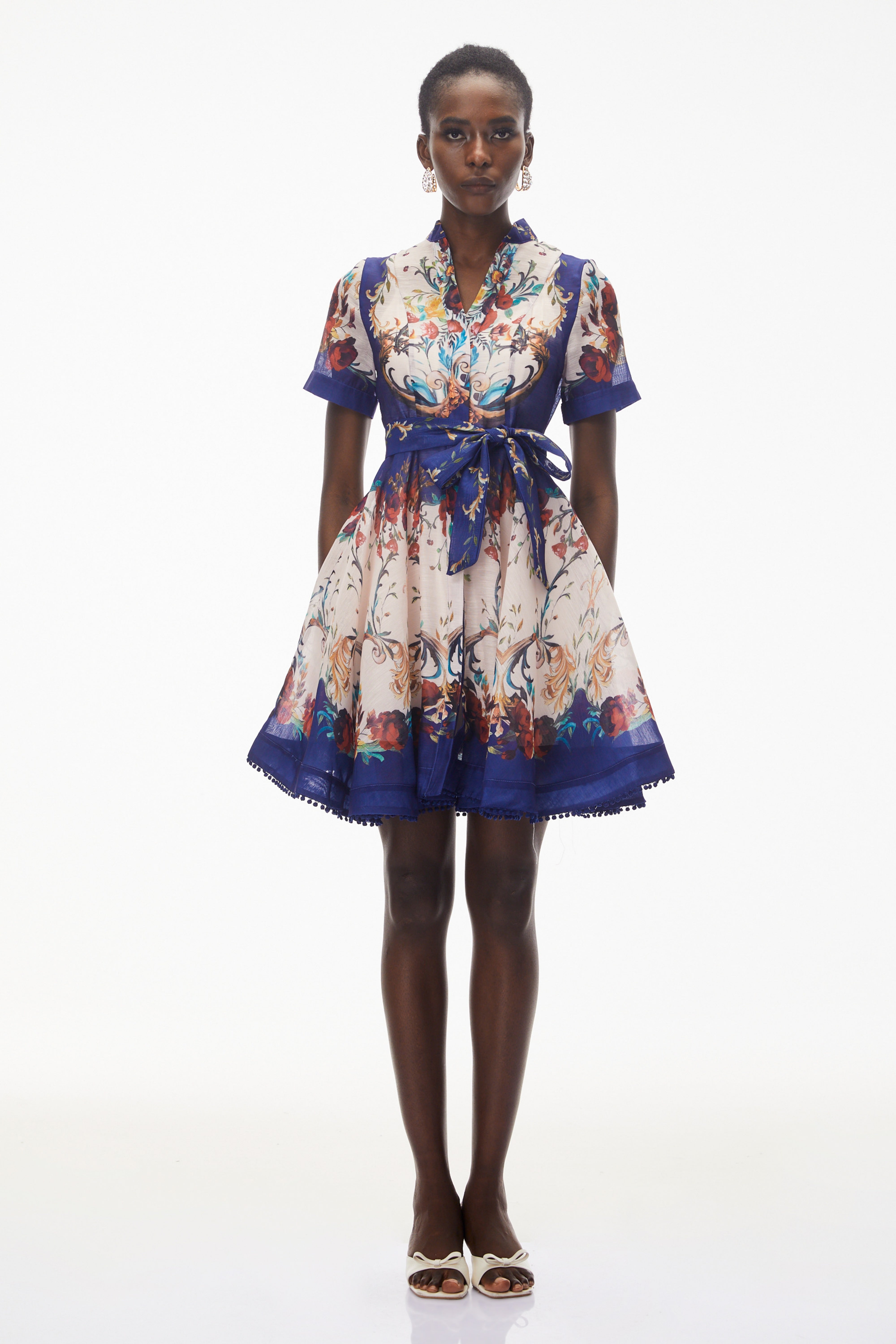 Rahab – Minikleid mit Blumenmuster und farblichen Akzenten