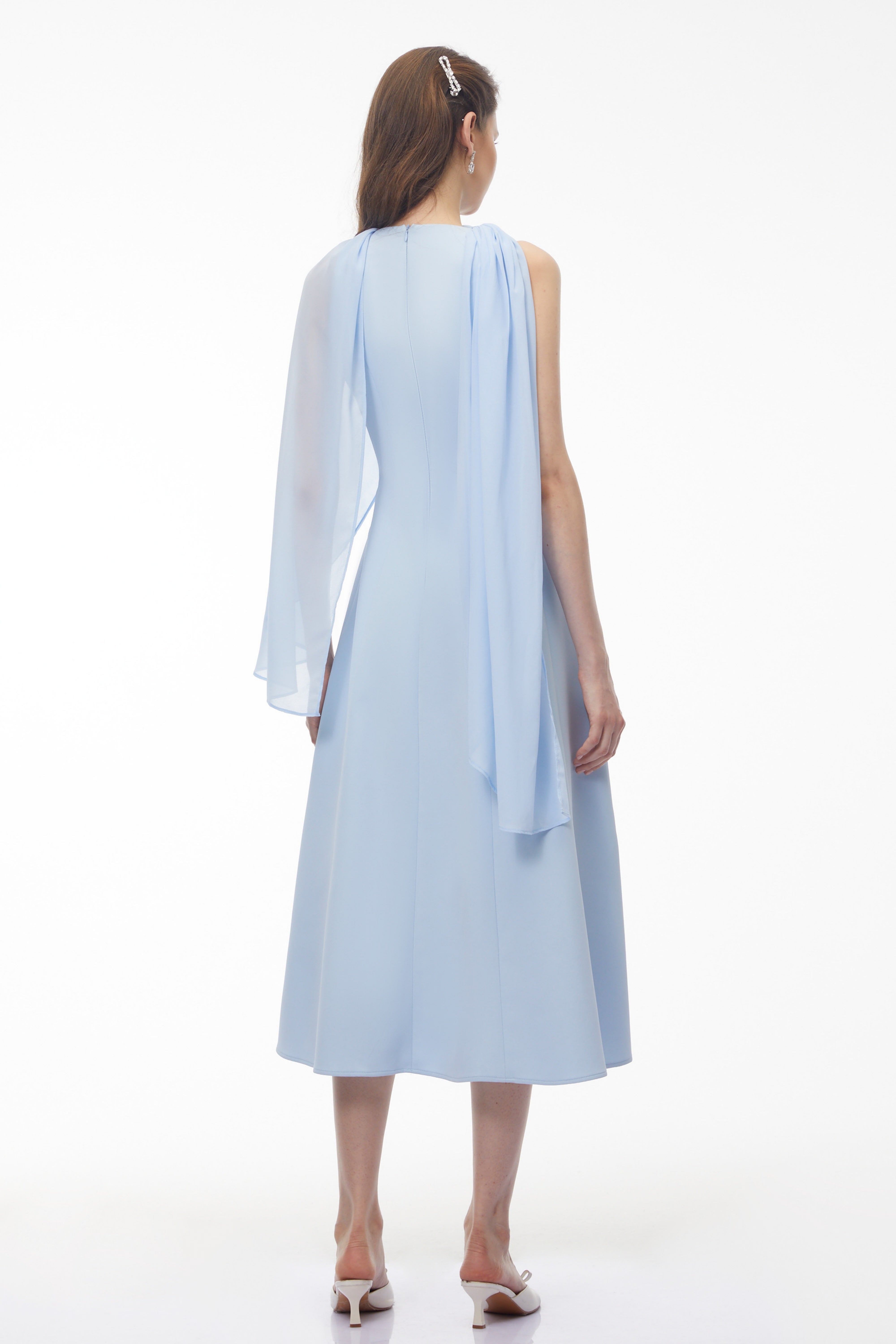فستان رينيه أزرق فاتح بطول متوسط بدون أكمام مع رداء ملفوف