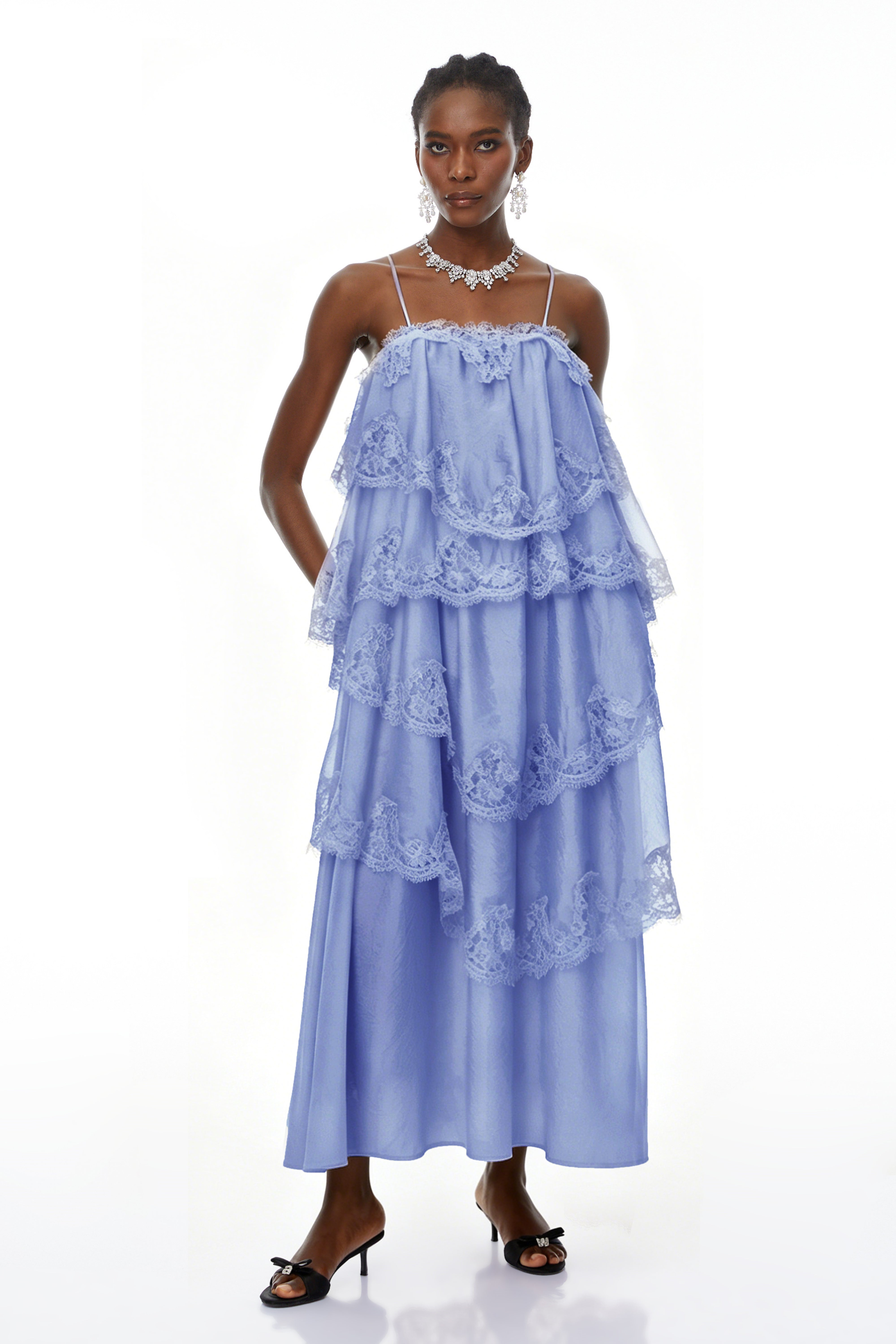 Rhema Blaues Maxikleid mit Stufenschnitt und Spitzenbesatz