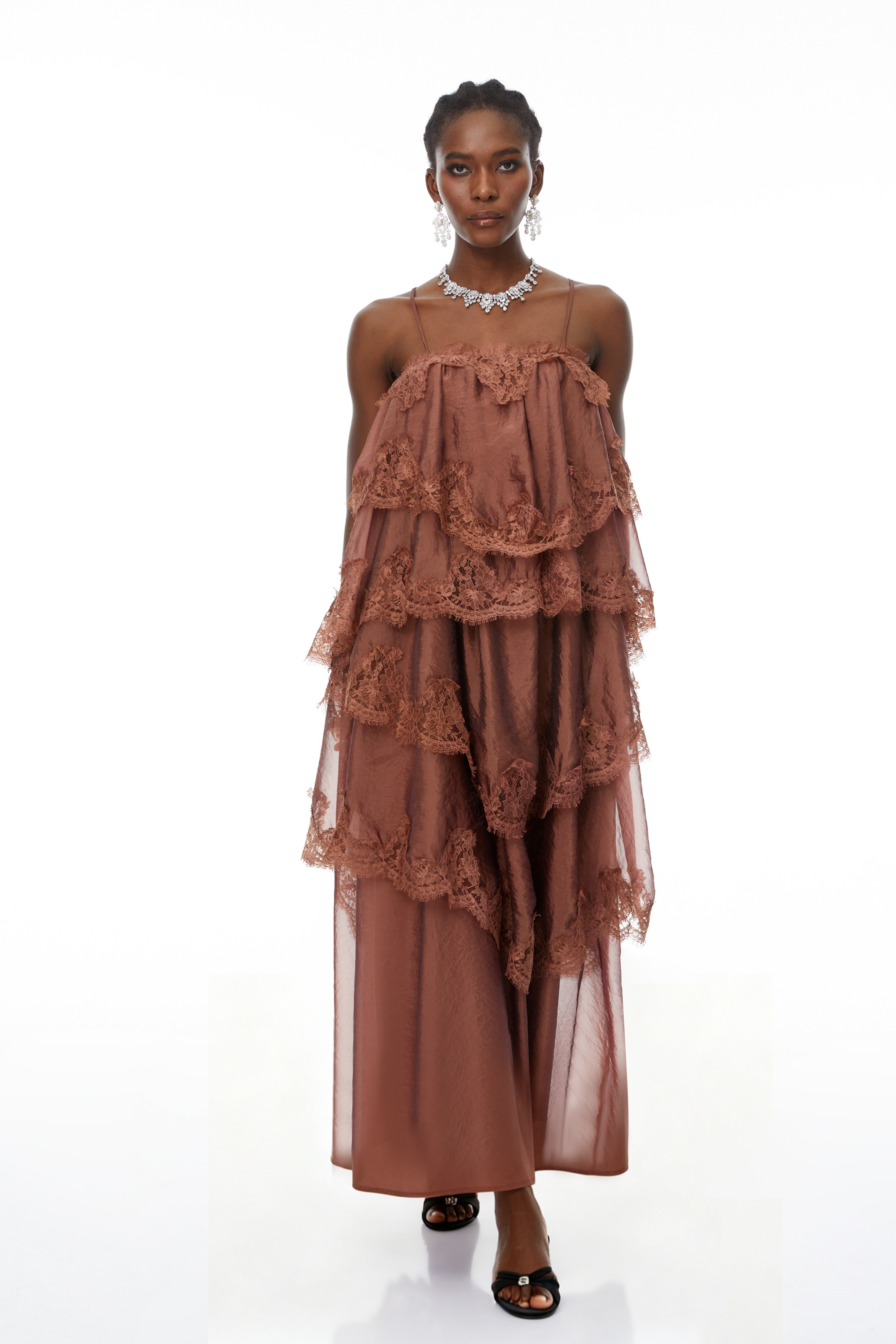 Rhema – Schokoladenbraunes, gestuftes Maxikleid mit Spitzenbesatz