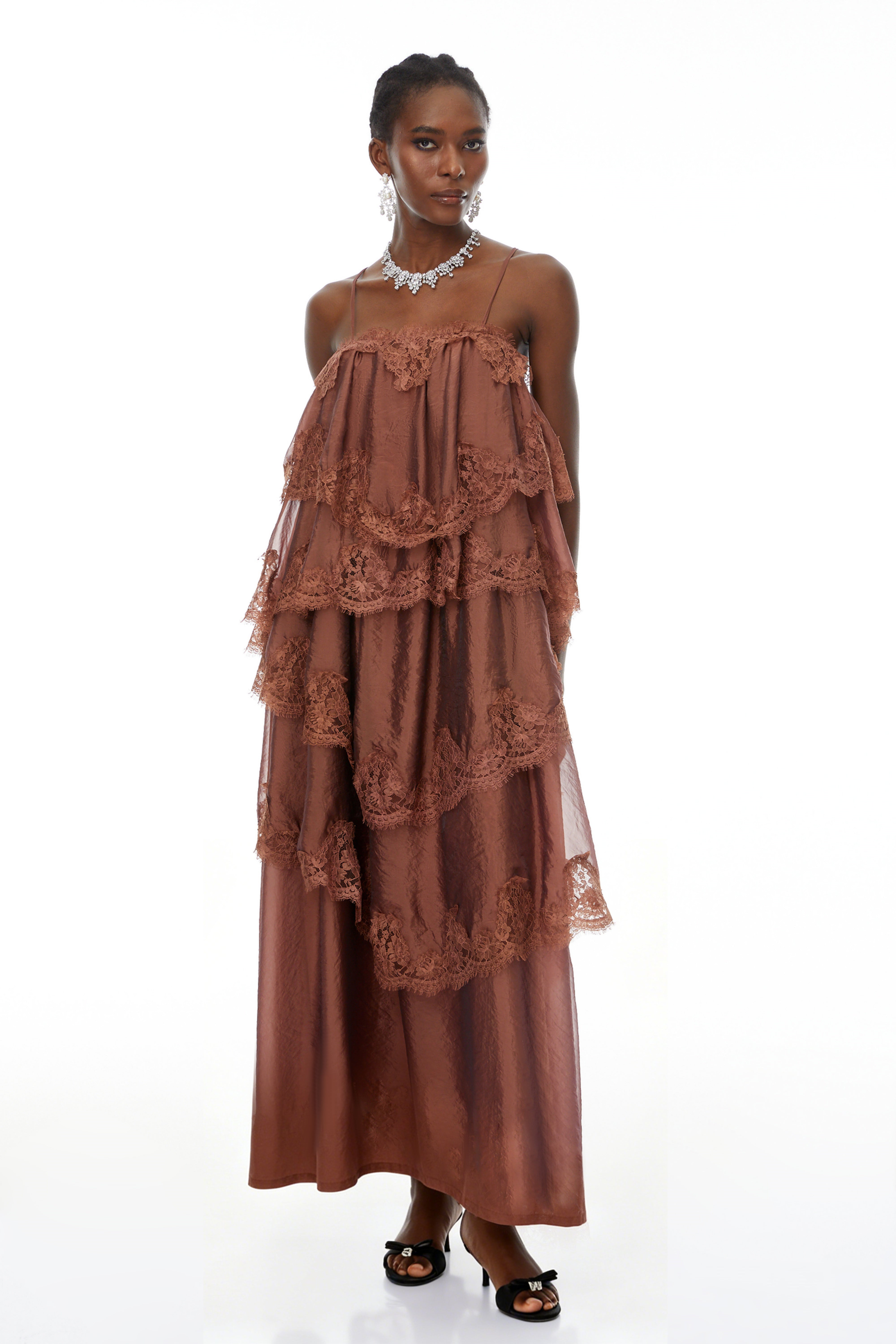 Rhema – Schokoladenbraunes, gestuftes Maxikleid mit Spitzenbesatz