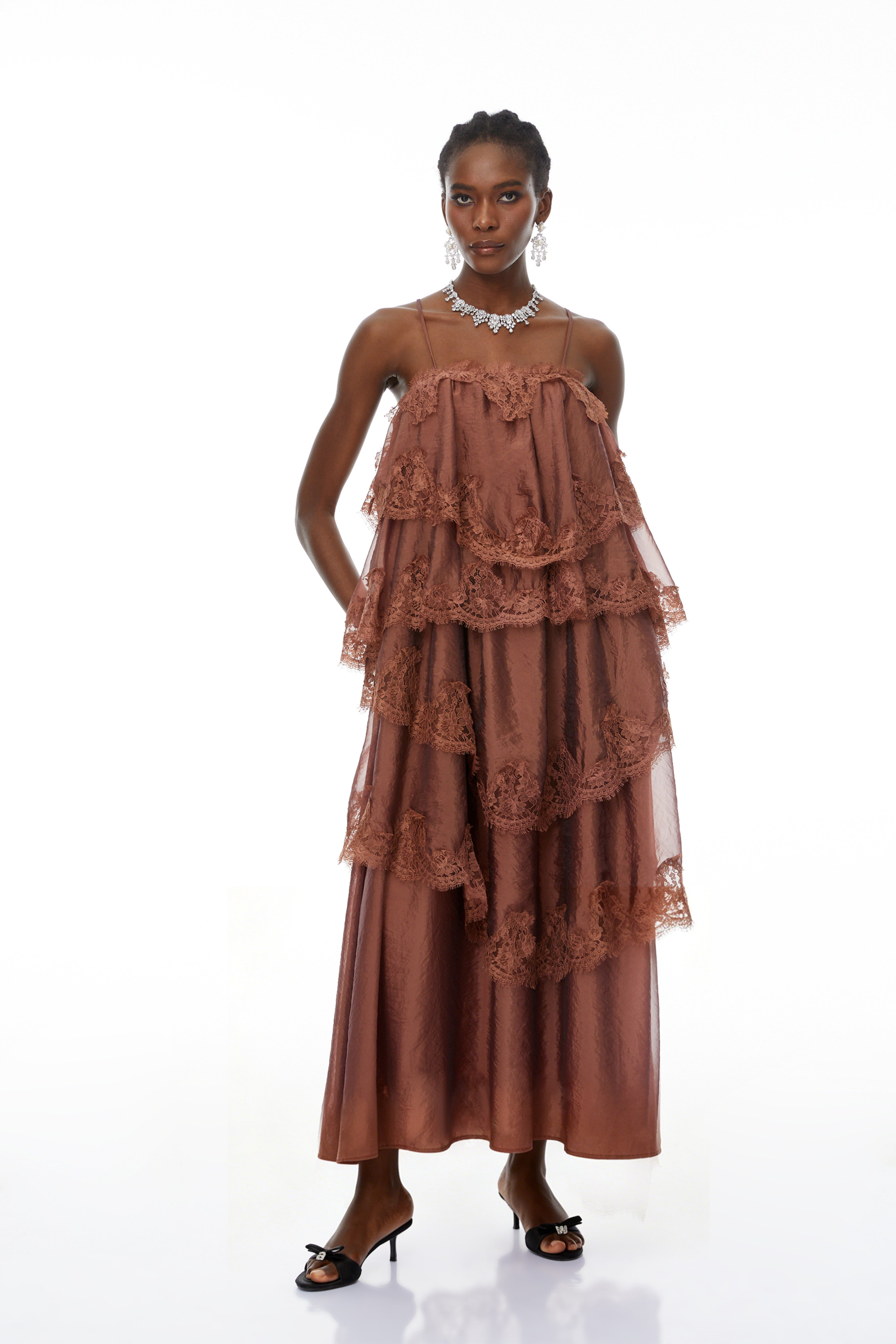 Rhema – Schokoladenbraunes, gestuftes Maxikleid mit Spitzenbesatz