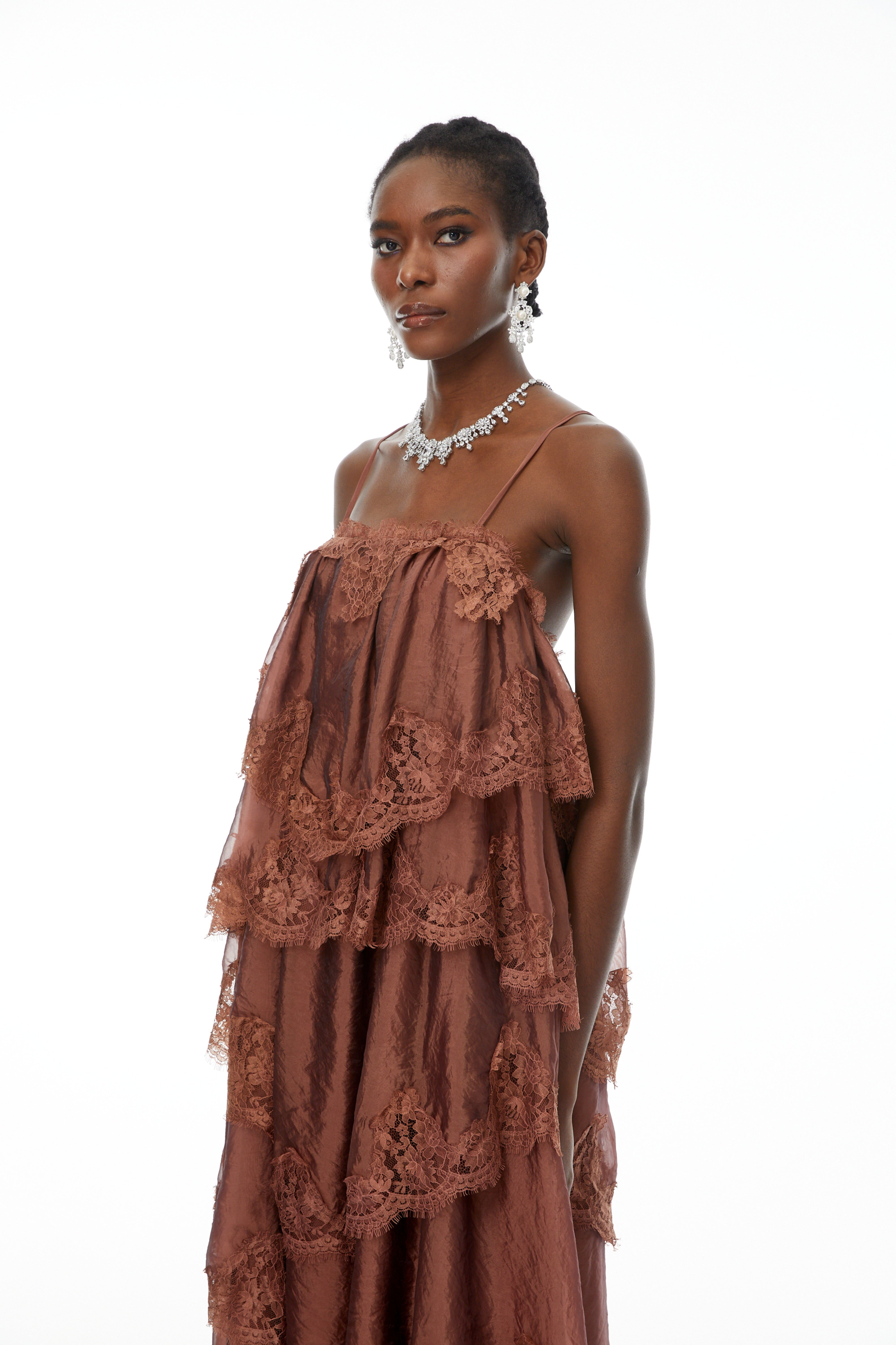 Rhema – Schokoladenbraunes, gestuftes Maxikleid mit Spitzenbesatz