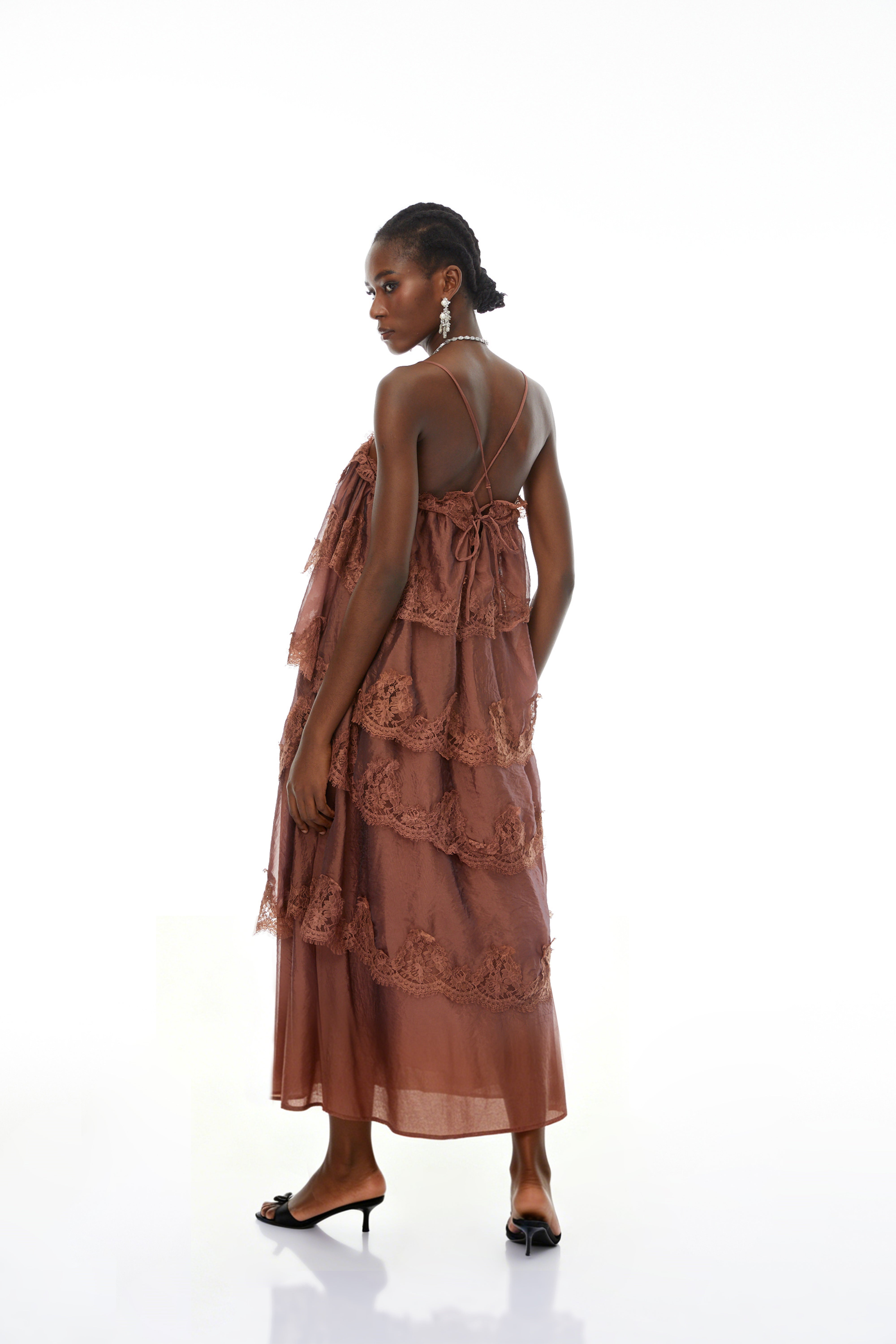 Rhema – Schokoladenbraunes, gestuftes Maxikleid mit Spitzenbesatz