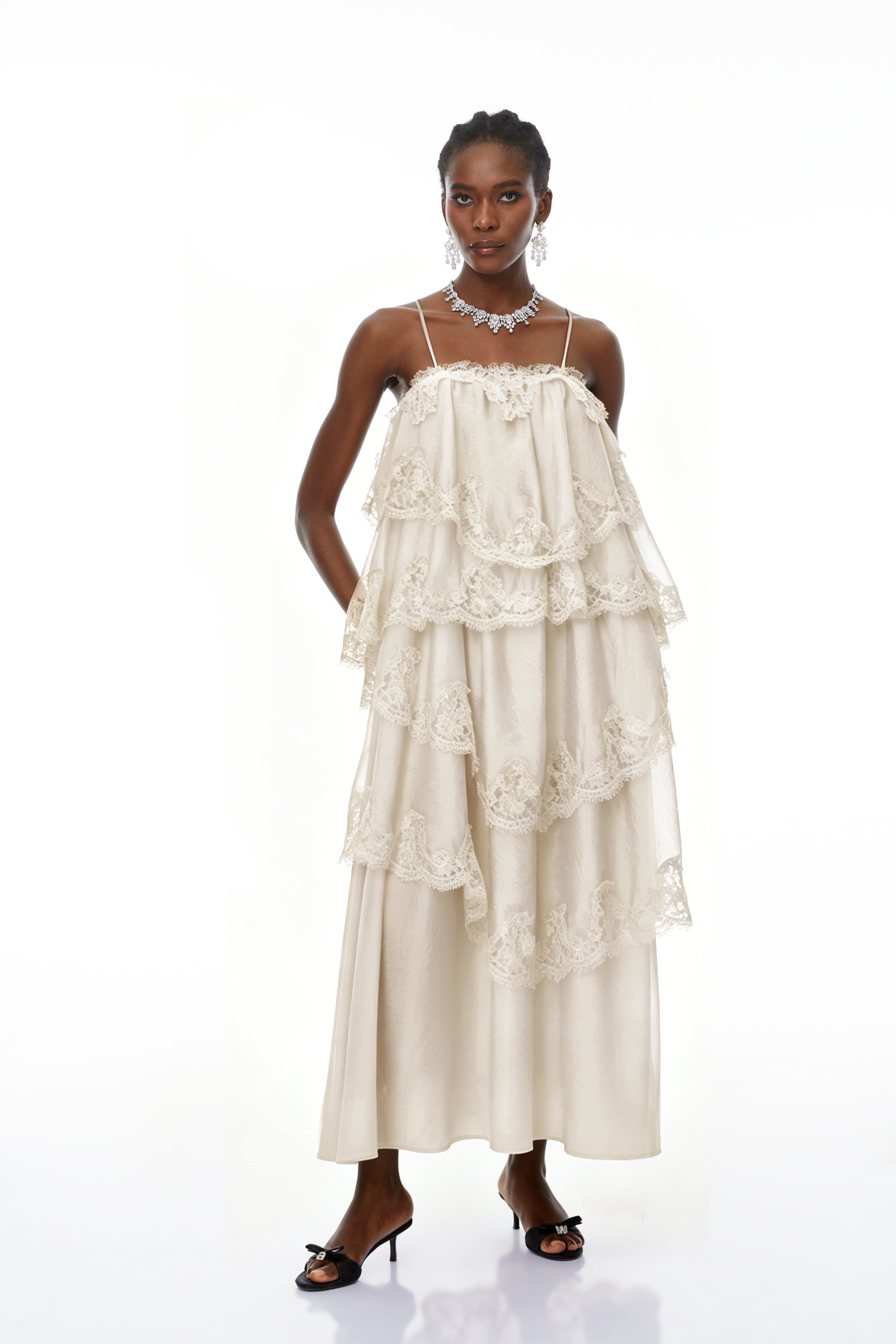 Rhema: Weißes, gestuftes Maxikleid mit Spitzenbesatz