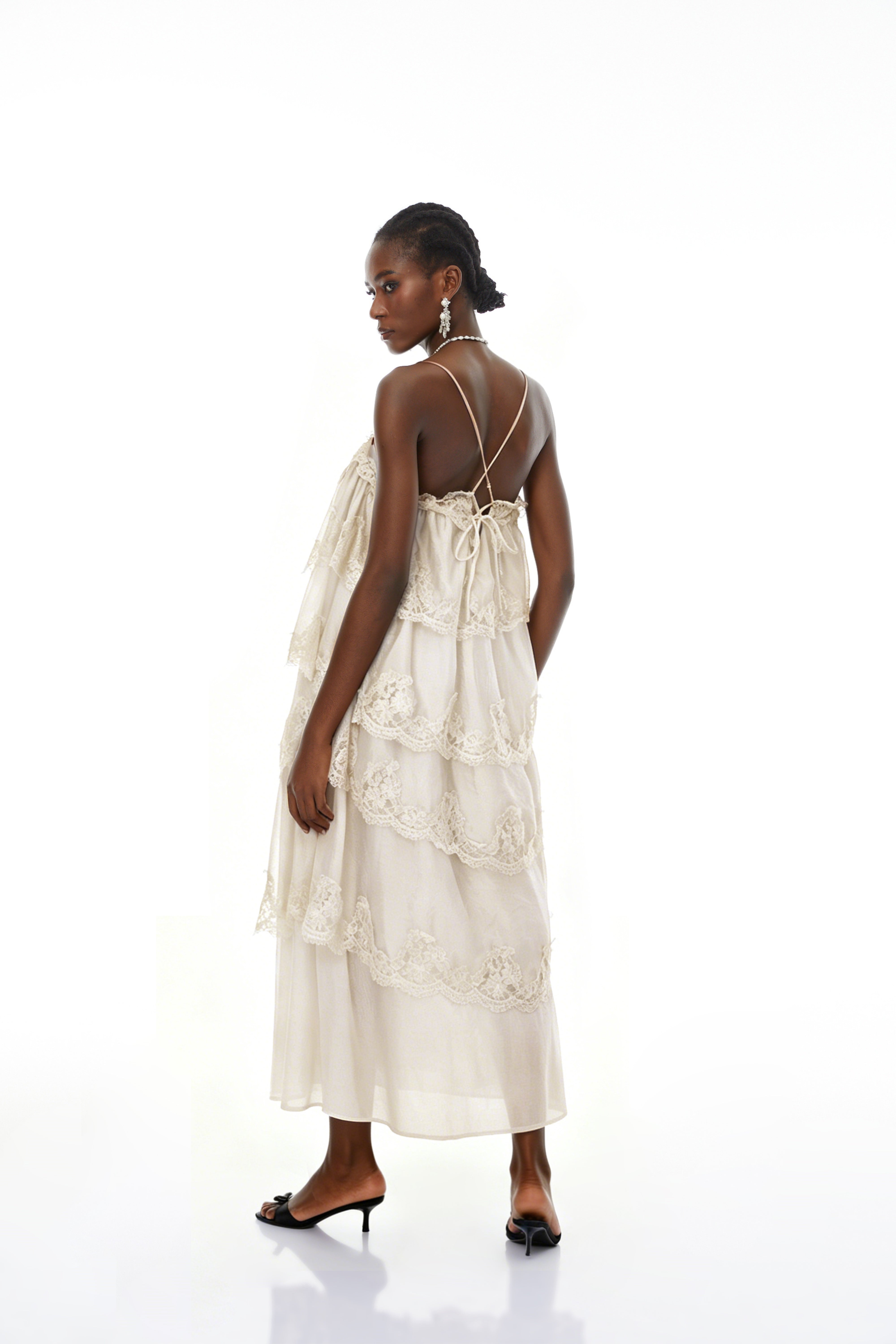 Rhema: Weißes, gestuftes Maxikleid mit Spitzenbesatz