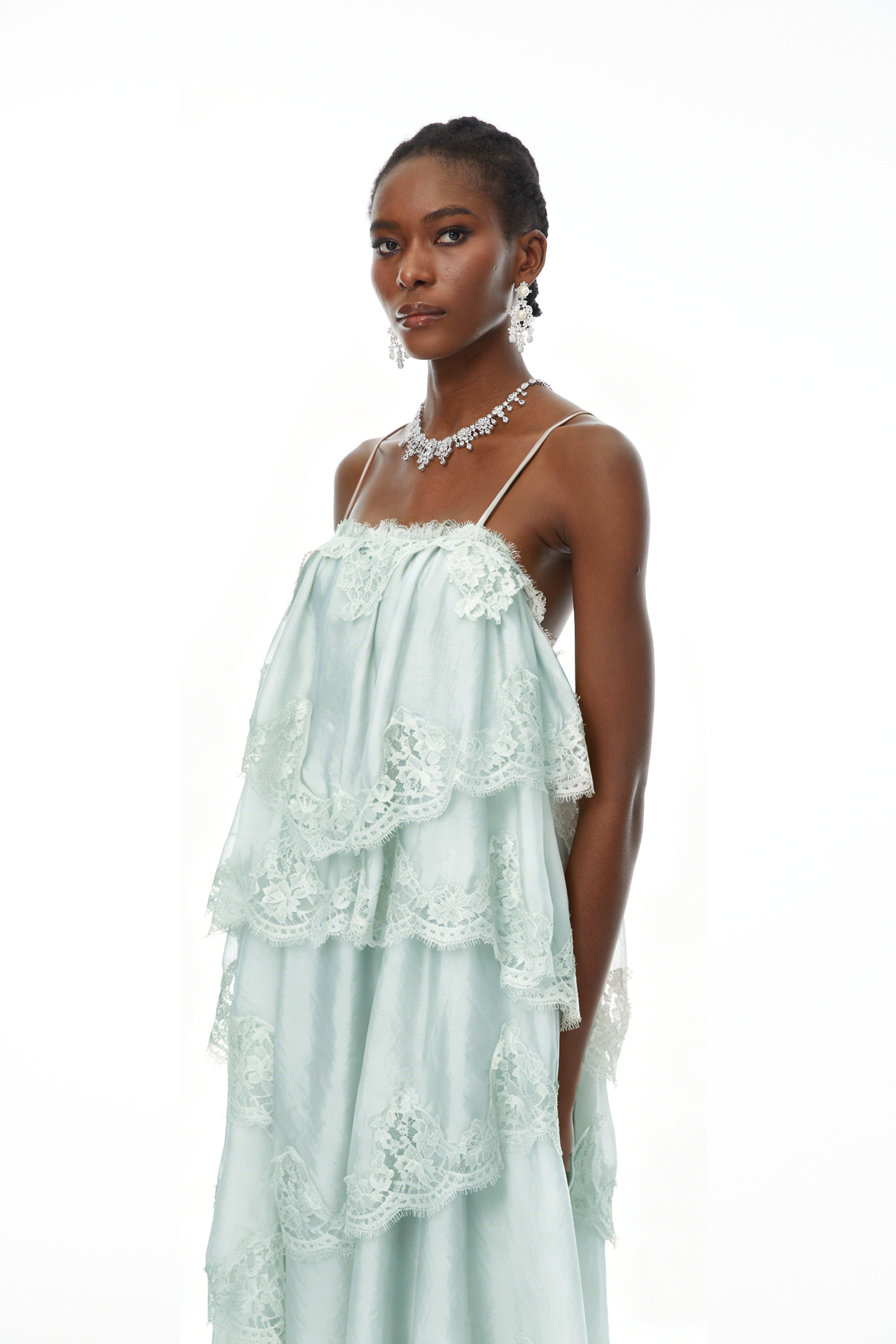 Rhema – Mintgrünes Maxikleid mit Stufenrock und Spitzenbesatz