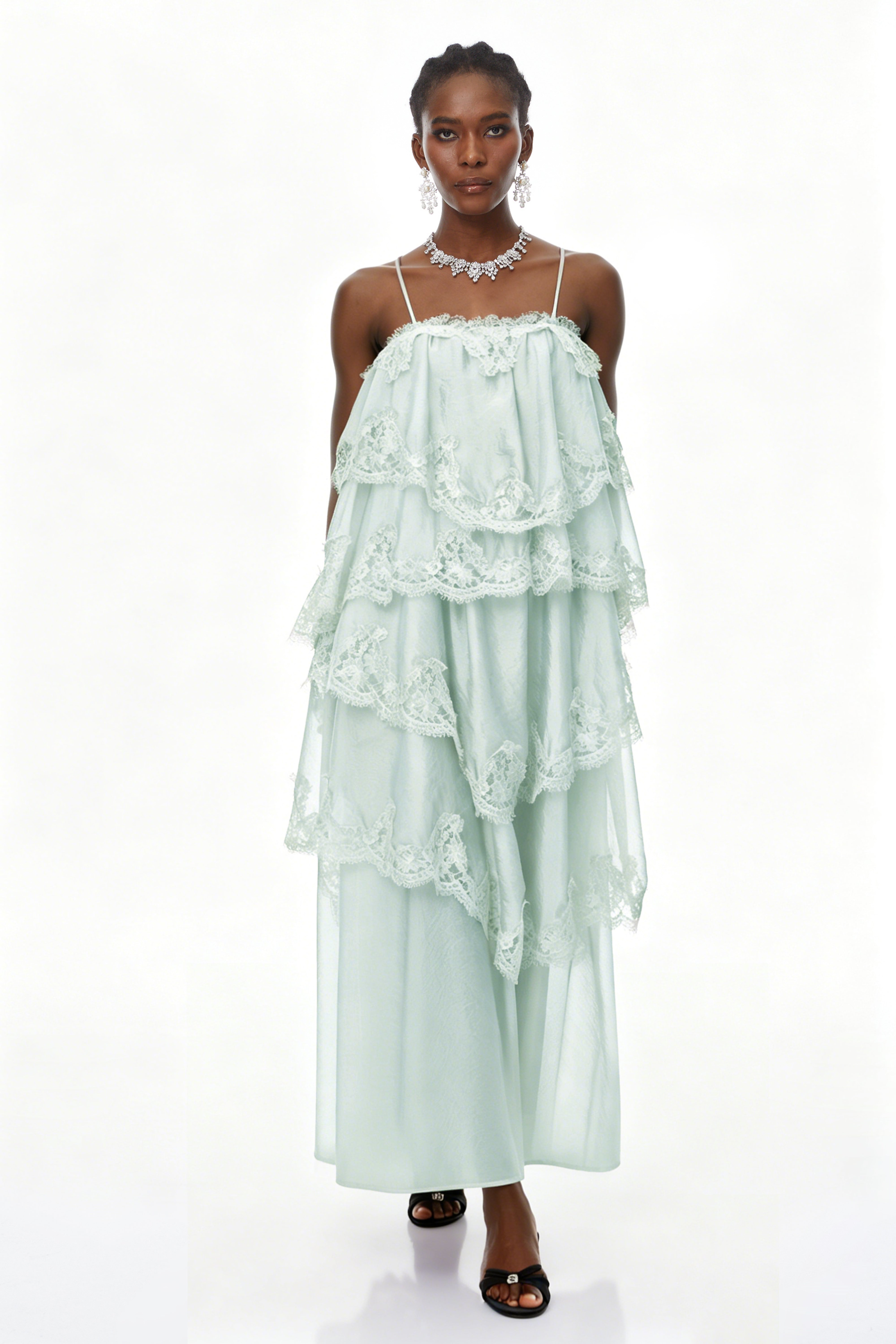 Rhema – Mintgrünes Maxikleid mit Stufenrock und Spitzenbesatz