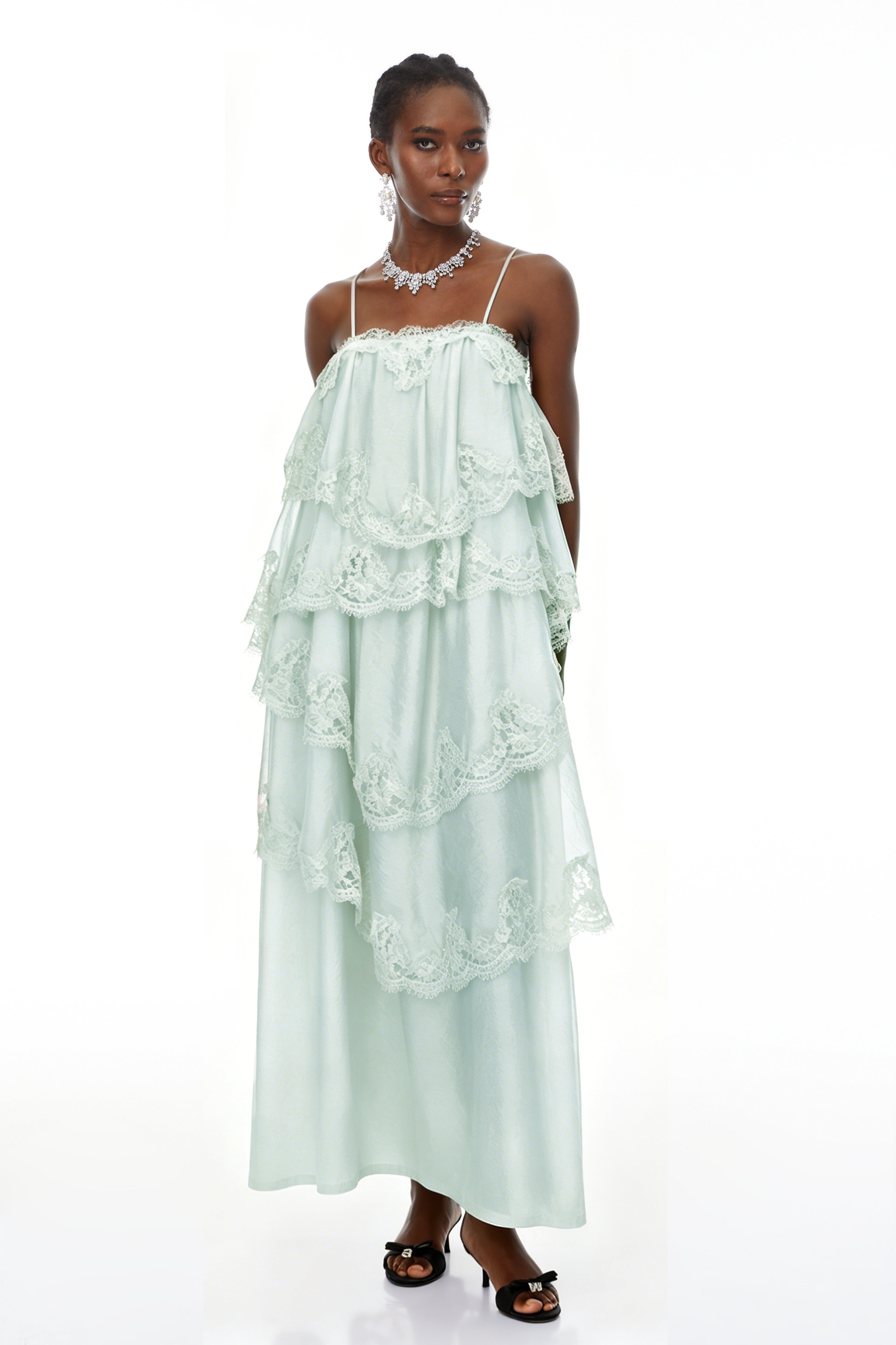 Rhema – Mintgrünes Maxikleid mit Stufenrock und Spitzenbesatz