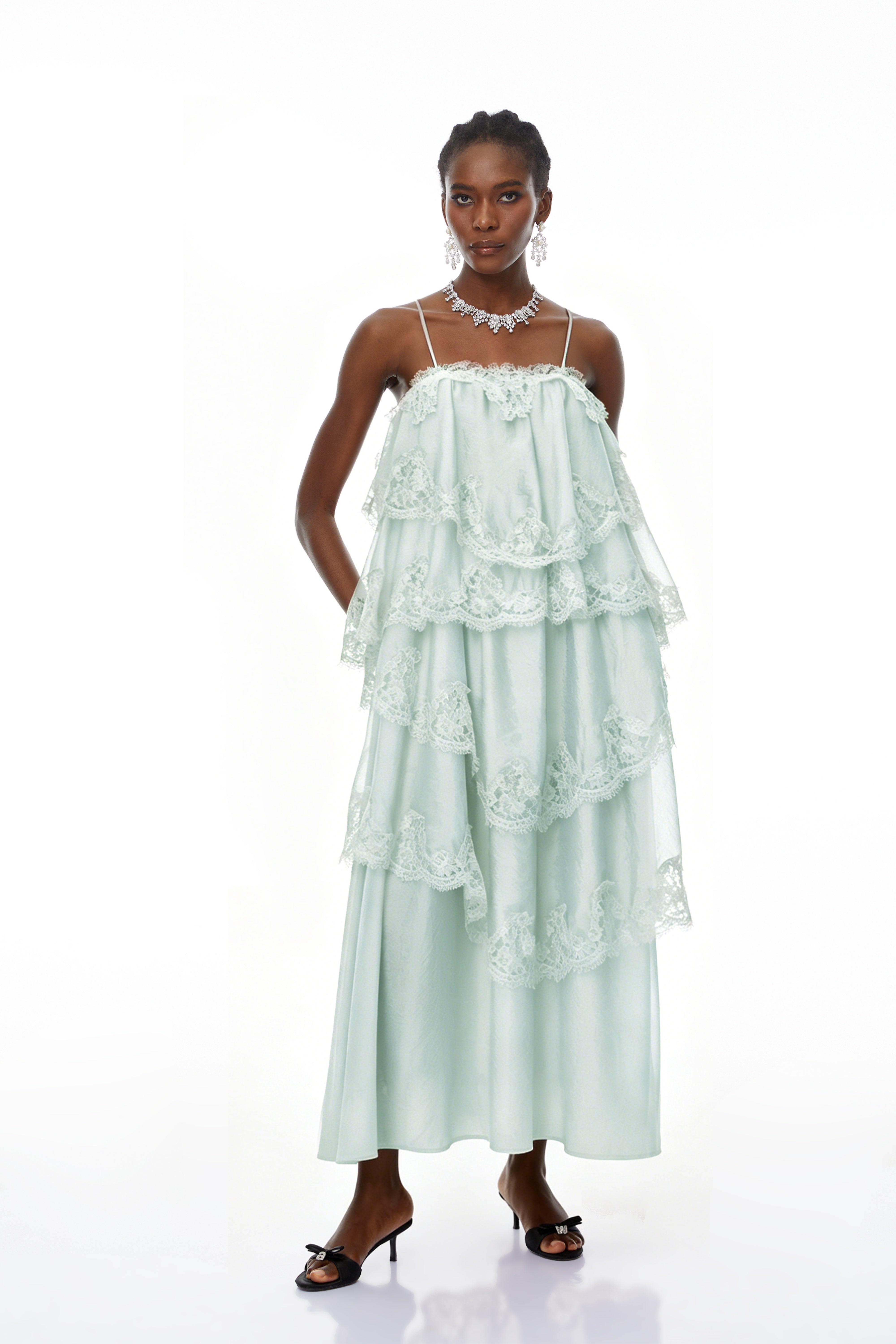 Rhema – Mintgrünes Maxikleid mit Stufenrock und Spitzenbesatz