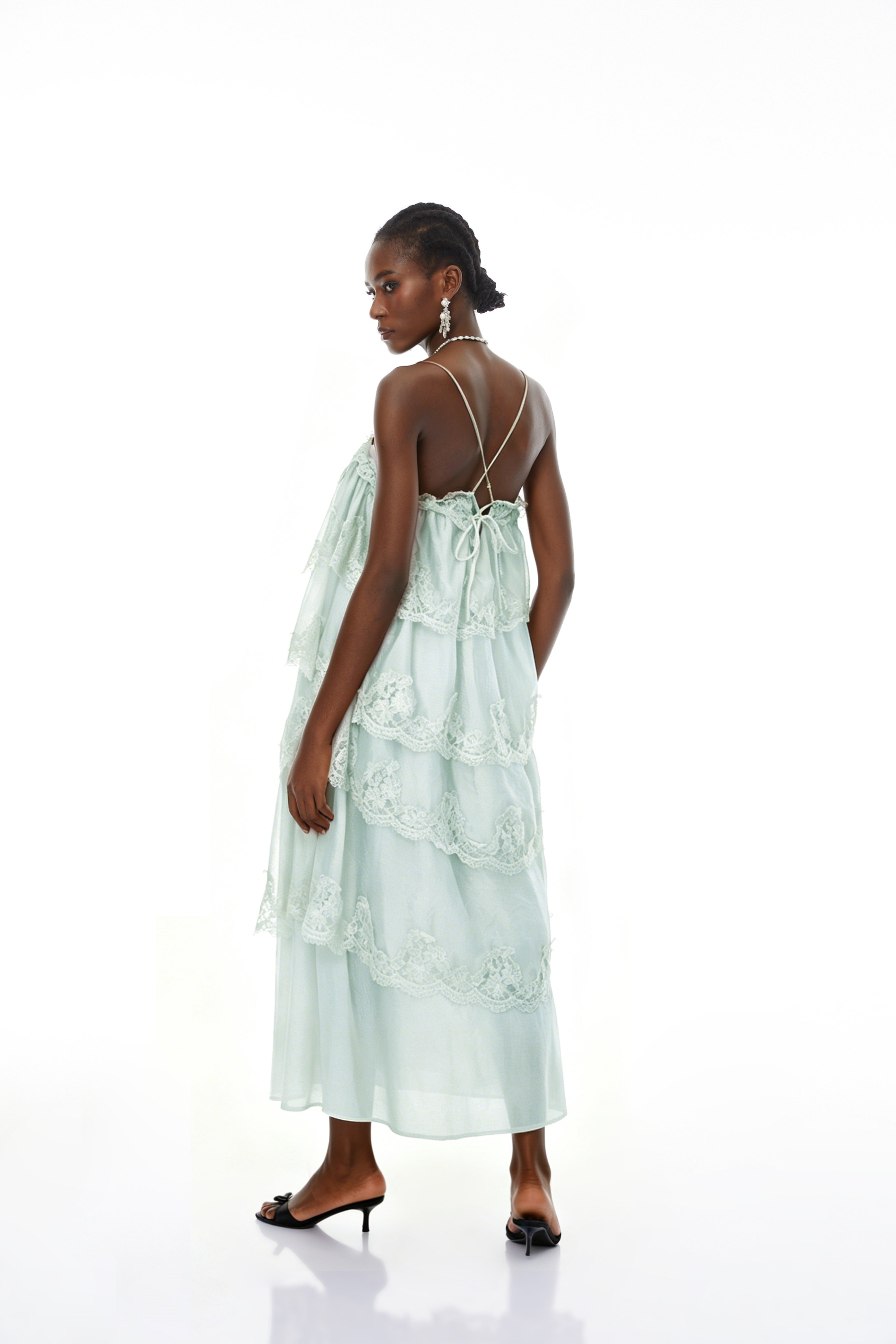 Rhema – Mintgrünes Maxikleid mit Stufenrock und Spitzenbesatz